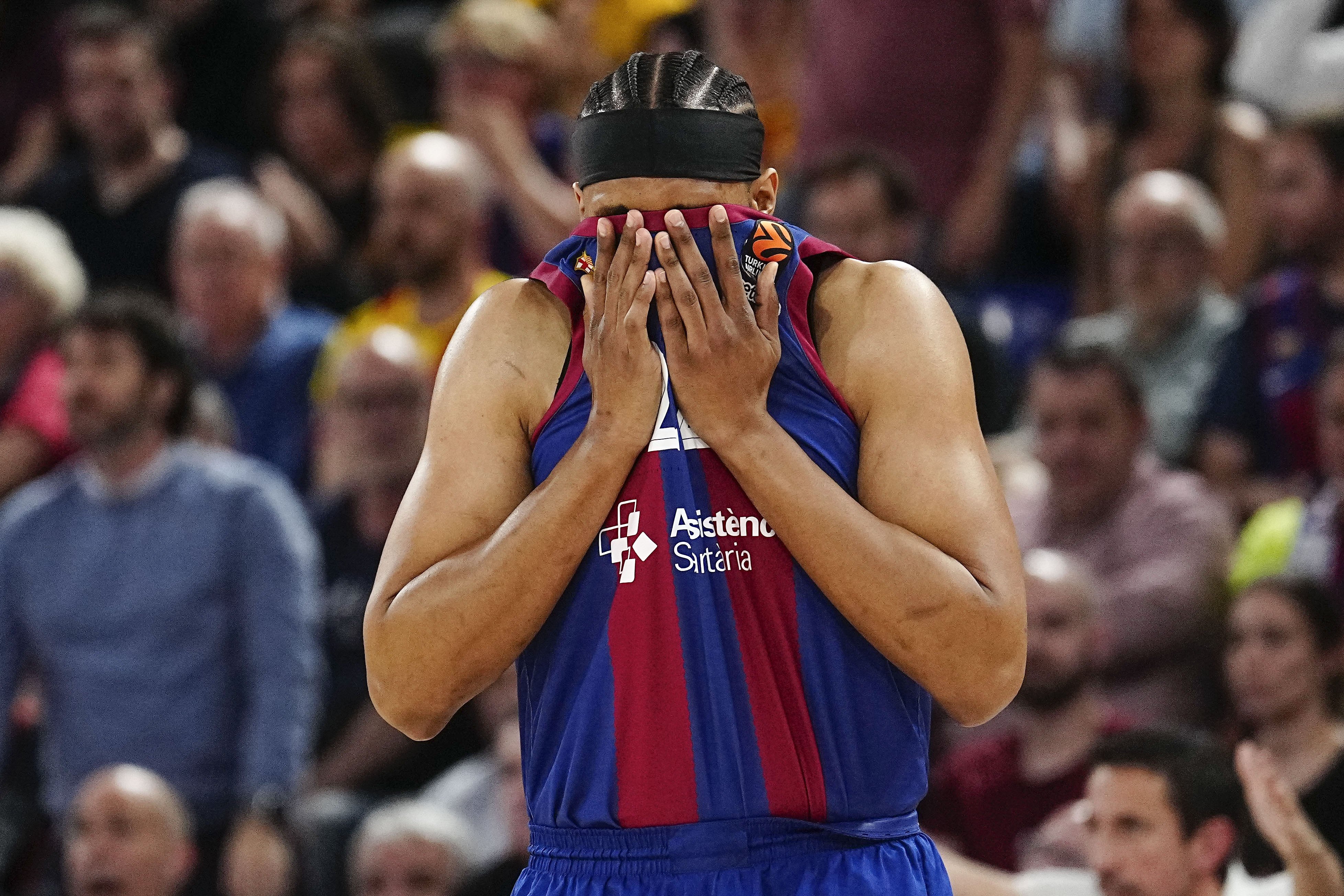 epa11327781 Barcelona's forward Jabari Parker covers his face during the fifth game of the EuroLeague quarterfinals between Barcelona and Olympiacos, in Barcelona, Spain, 08 May 2024.  EPA-EFE/Enric Fontcuberta