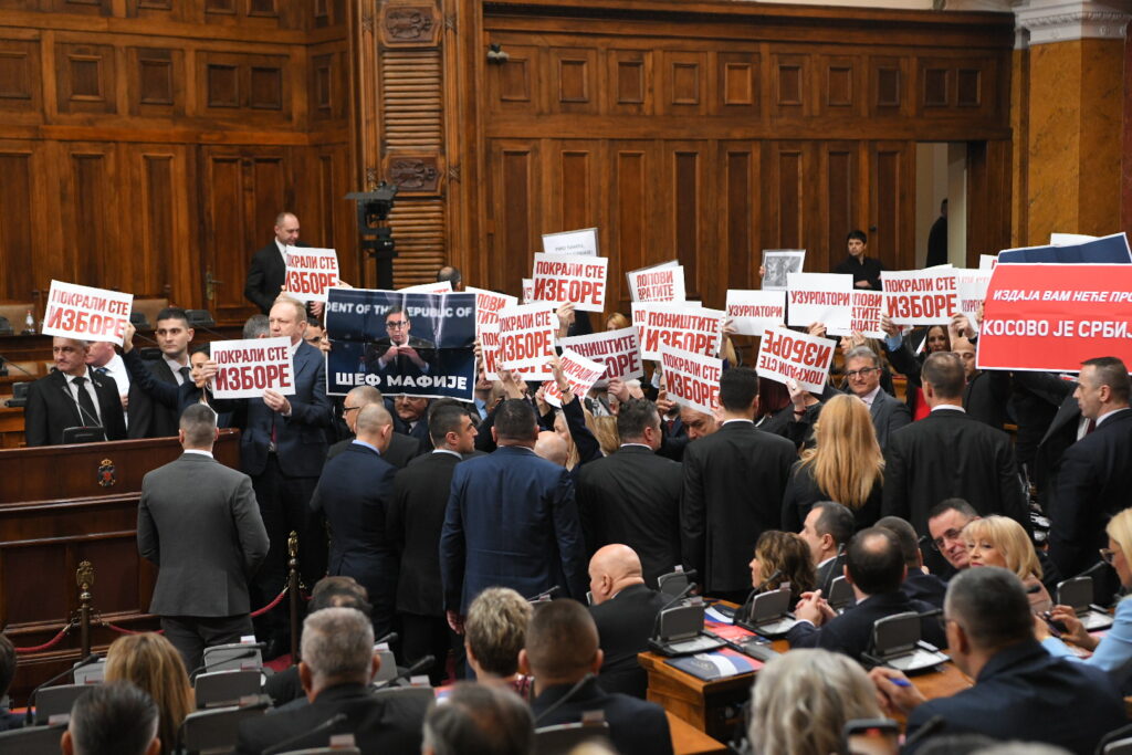 Beograd 06. februar 2024. Prvo zasedanje skupštine Skušsina Srbije sednica opozicija transparenti Pokrali ste izbore Foto:Amir Hmazagić/Nova.rs