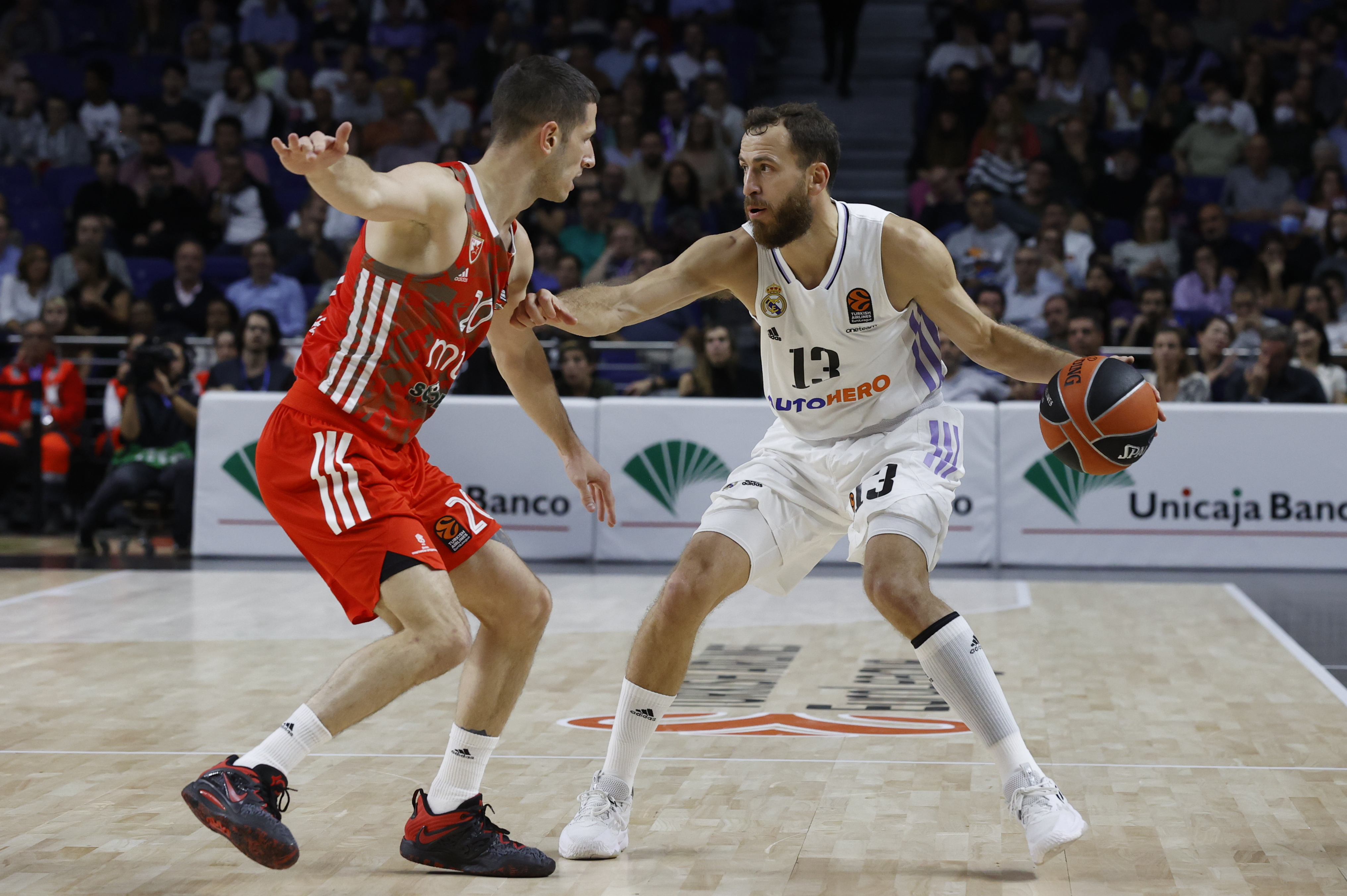epa10257680 Real Madrid's Sergio Rodriguez (R) in action against Red Star's Nikola Ivanovic (L) during the Euroleague basketball match between Real Madrid and Red Star Belgrade in Madrid, Spain, 21 October 2022.  EPA-EFE/Juan Carlos Hidalgo