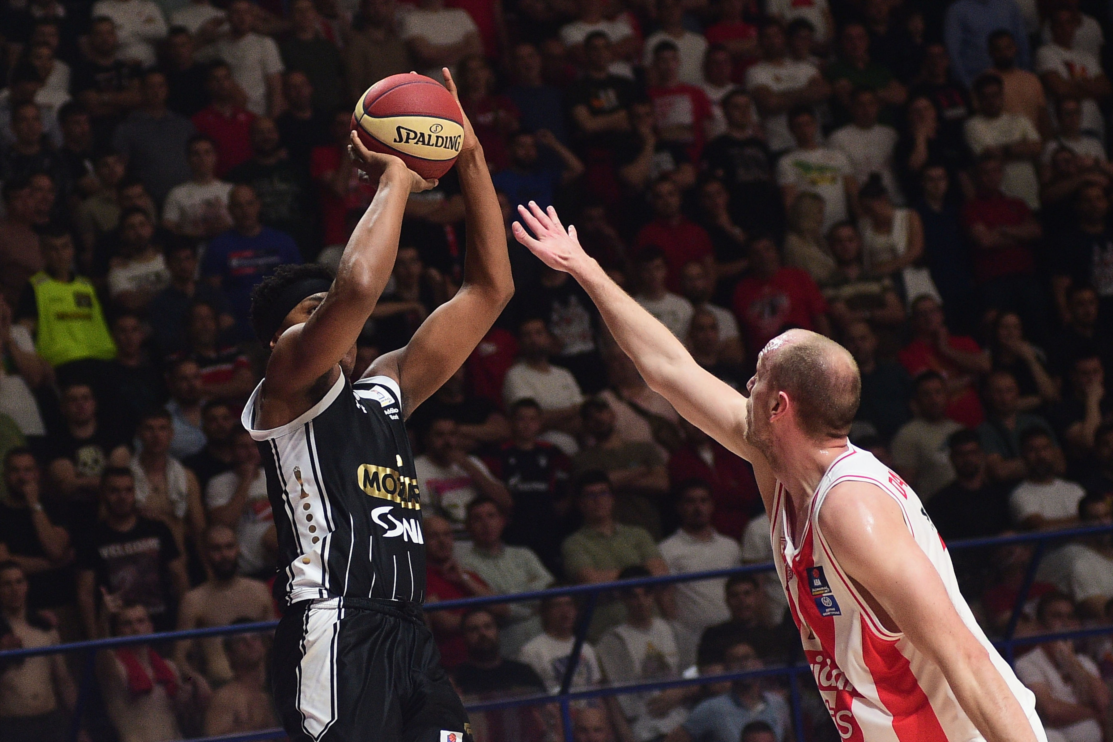 The first match of the AdmiralBet ABA League playoff series between KK Crvena zvezda MeridianBet and KK Partizan Mozzart Bet was played in the Aleksandar Nikolic hall.