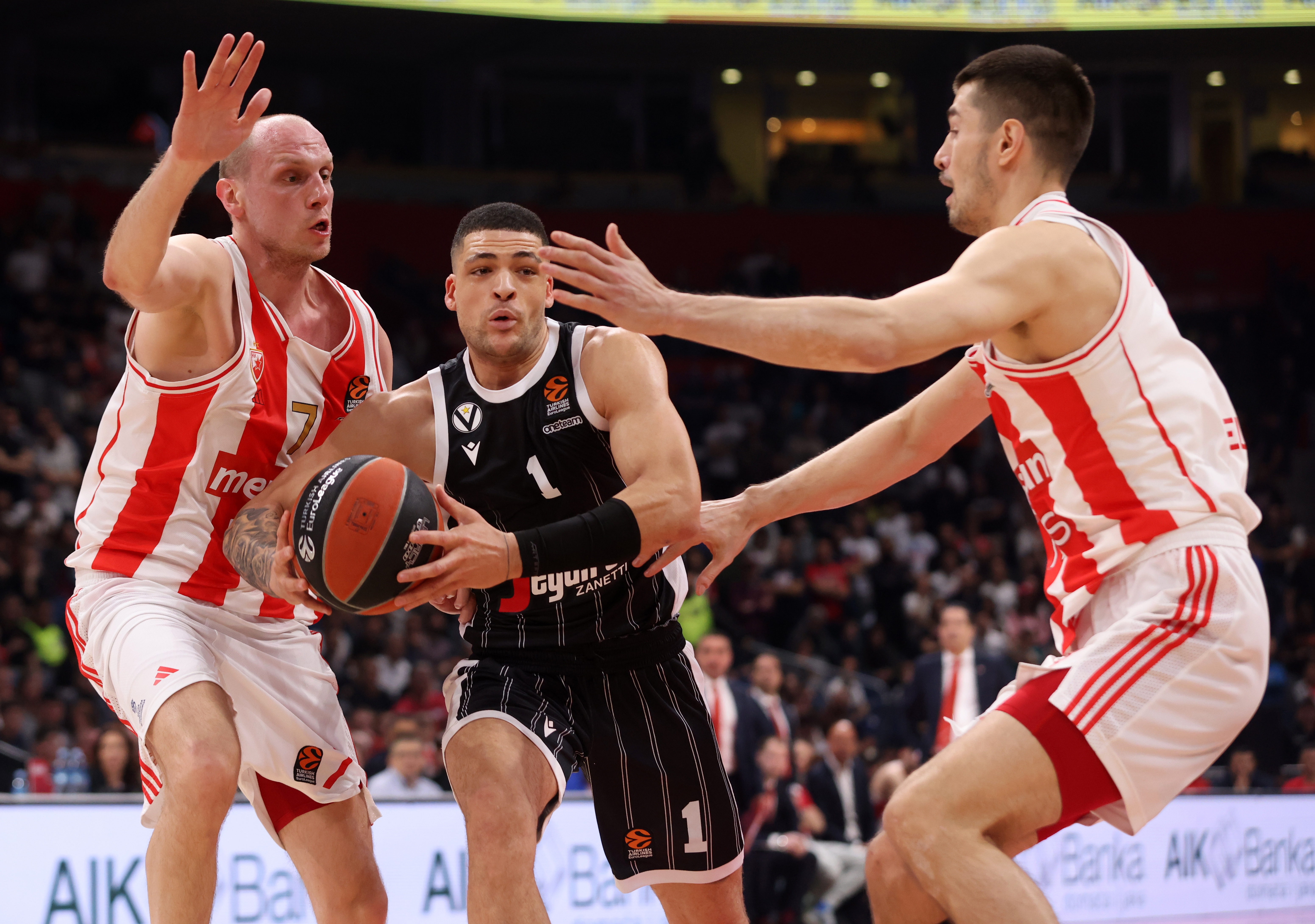 epa11236989 Virtus' Iffe Lundberg (C) in action against Red Star's Dejan Davidovac (L) and Luka Mitrovic (R) during the Euroleague basketball match between Red Star Belgrade and Virtus Bologna in Belgrade, Serbia, 22 March 2024.  EPA-EFE/ANDREJ CUKIC