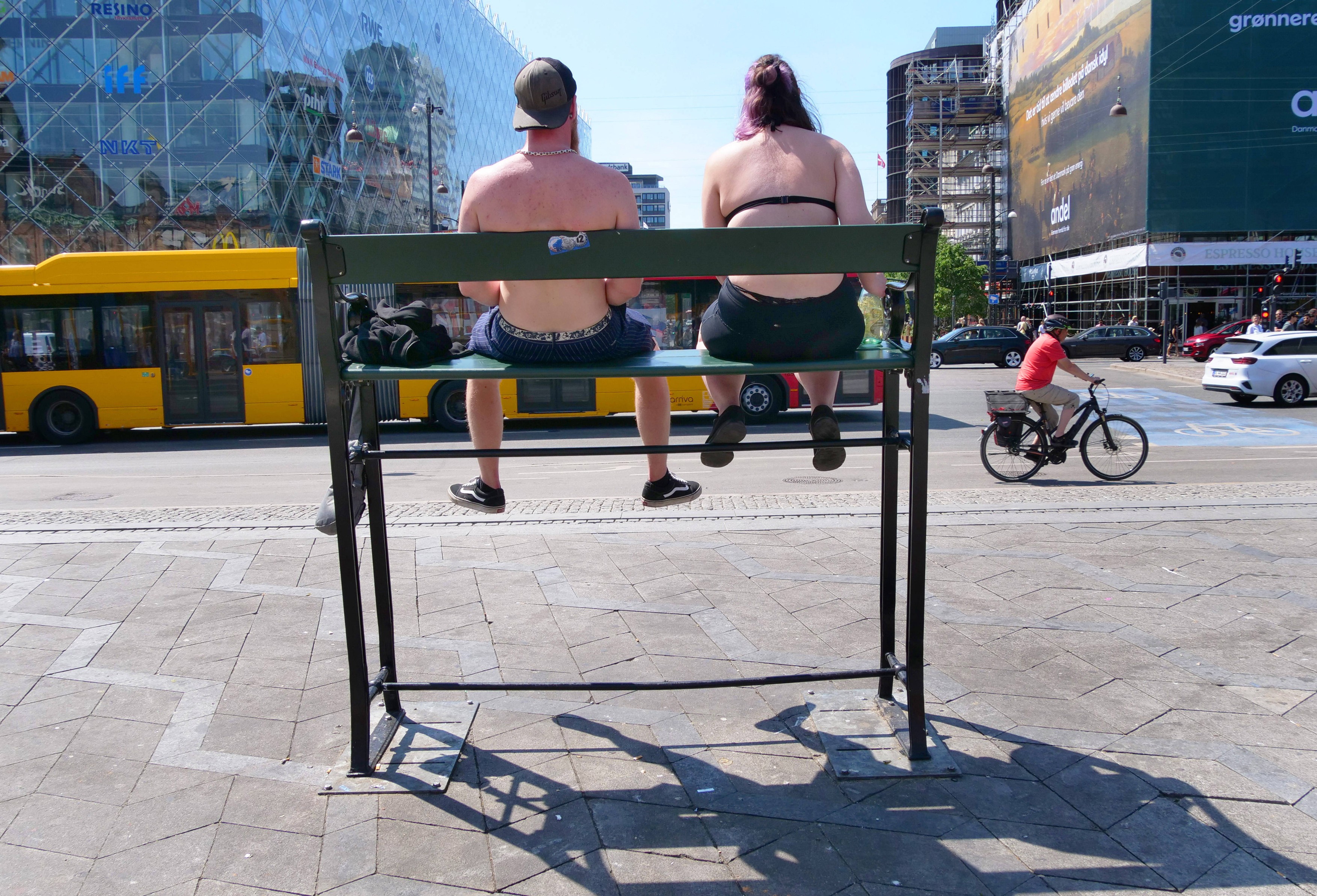 Kopenhagen-Fotorundgang durch die Stadt mit seinen Sehenswuerdigkeiten. Bank, Sitzbank, Christiania, Centrum von Kopenha