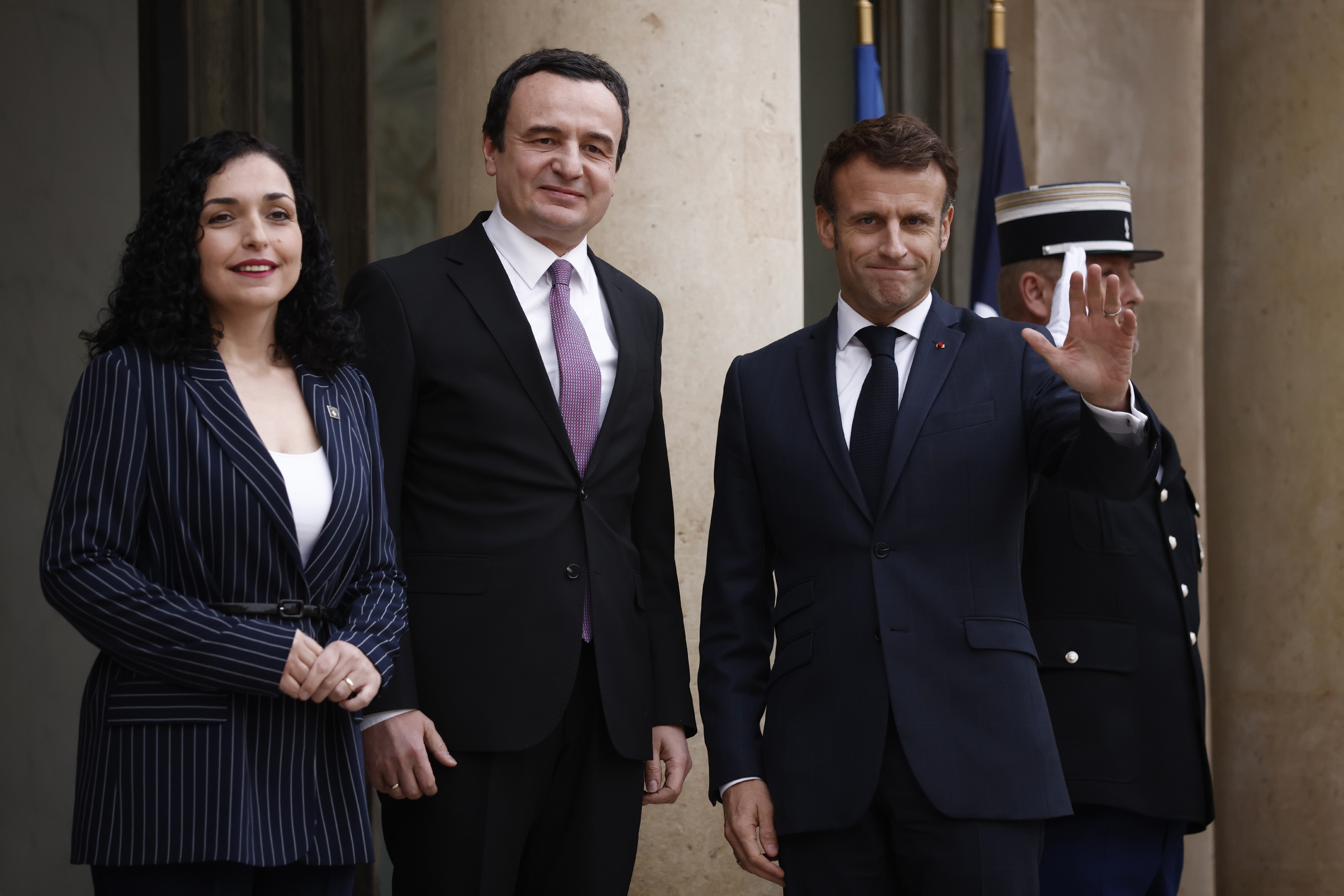 epa10298333 French President Emmanuel Macron (R) greets Kosovo's President Vjosa Osmani (L) and Prime Minister Albin Kurti (C) at the Elysee Palace ahead of the Paris Peace Forum in Paris, France, 10 November 2022.  EPA-EFE/YOAN VALAT