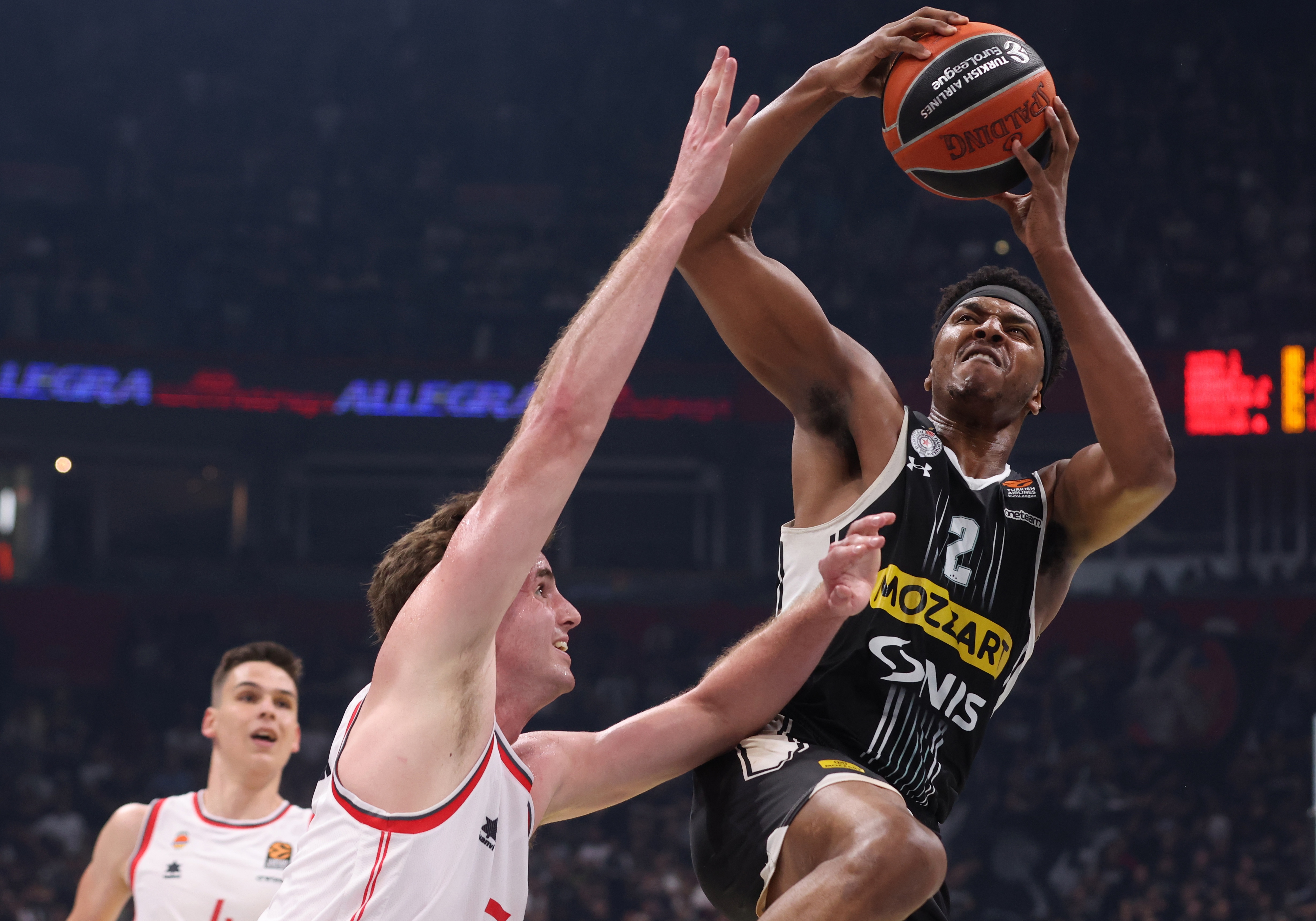 epa11275498 Partizan's Zach Leday (R) in action against Valencia's Nathan Reuvers (L) during the Euroleague basketball match between Partizan Belgrade and Valencia Basket in Belgrade, Serbia, 12 April 2024.  EPA-EFE/ANDREJ CUKIC