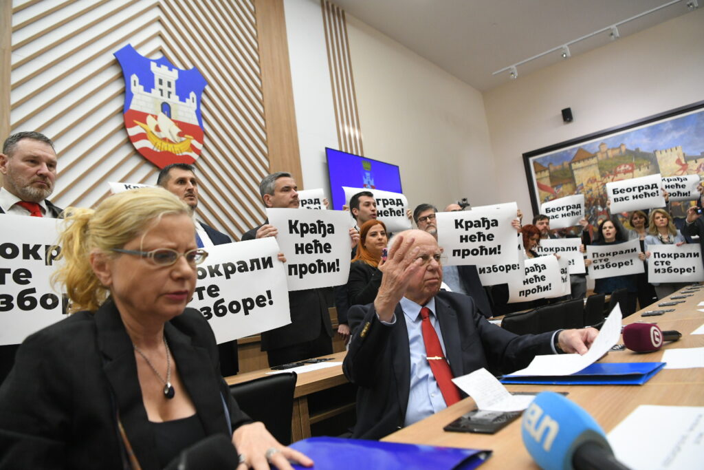 Beograd 19. februar 2024. Skupstina grada Beograd konstitutivna sednica opozicija transparenti Foto:Amir Hamzagić/Nova.rs