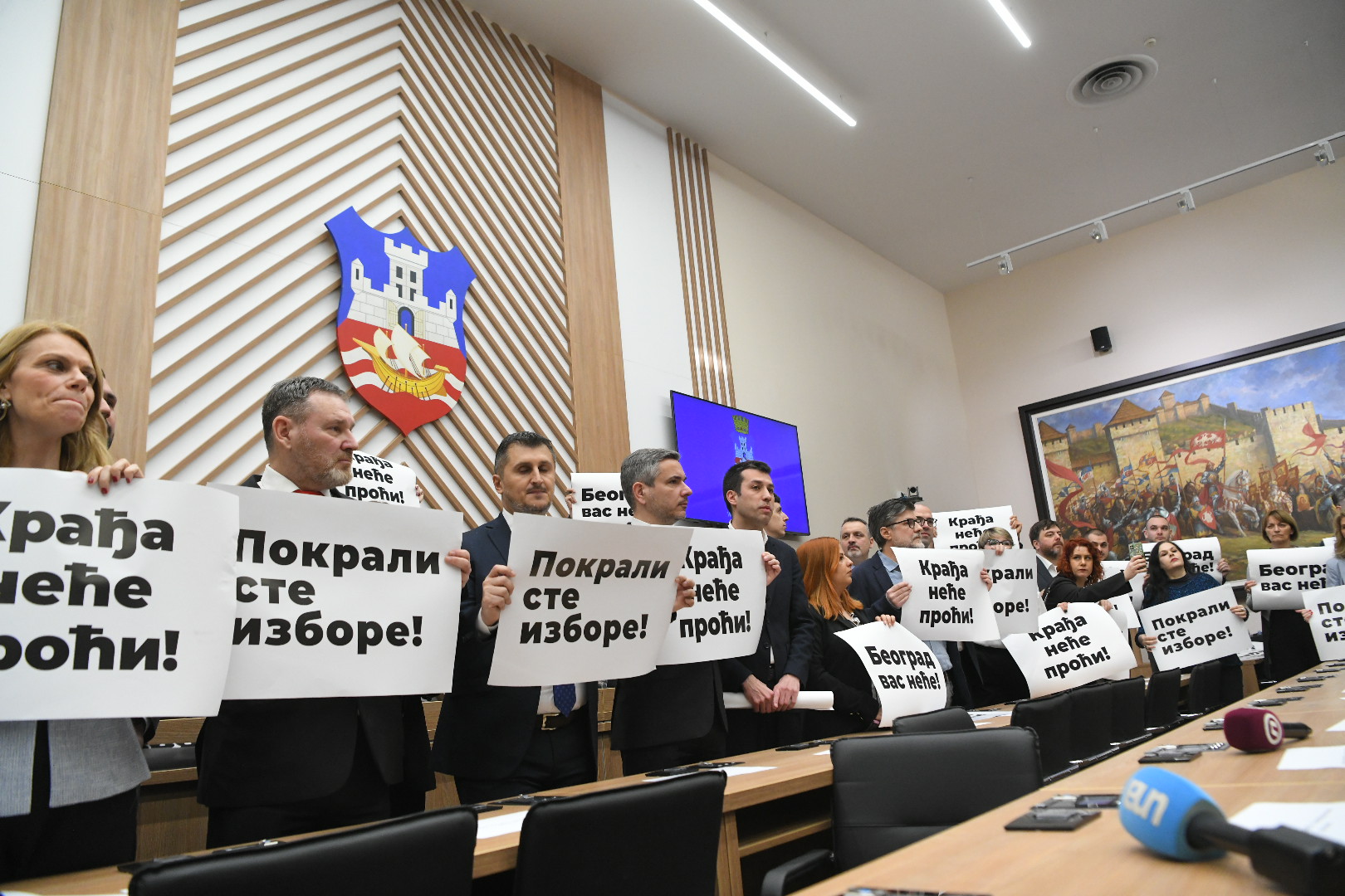 Beograd 19. februar 2024. Skupstina grada Beograd konstitutivna sednica opozicija transparenti Foto:Amir Hamzagić/Nova.rs