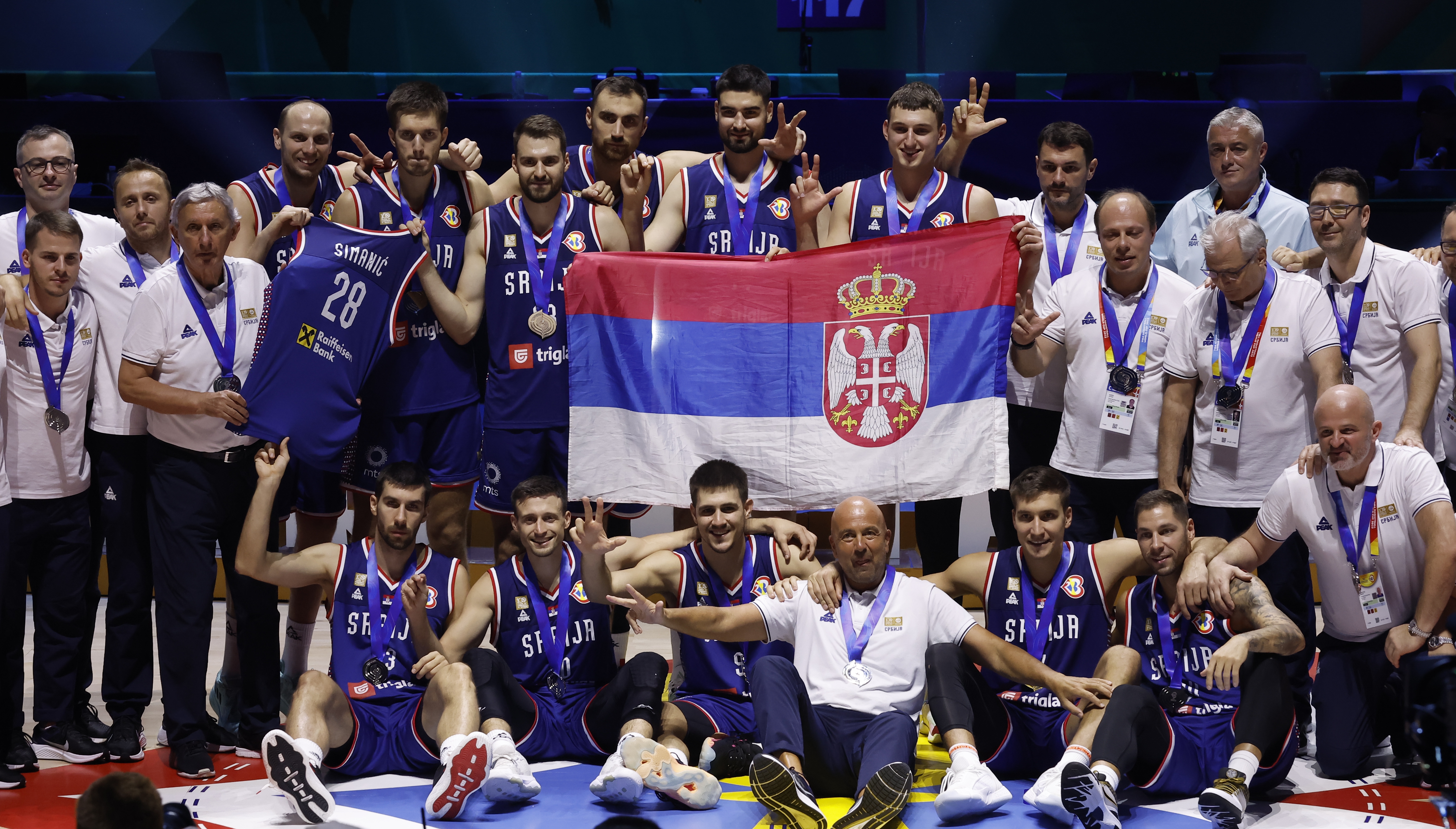 epa10852937 The team of Serbia pose with their silver medals after the FIBA Basketball World Cup 2023 final match between Serbia and Germany at the Mall of Asia in Manila, Philippines, 10 September 2023.  EPA-EFE/ROLEX DELA PENA