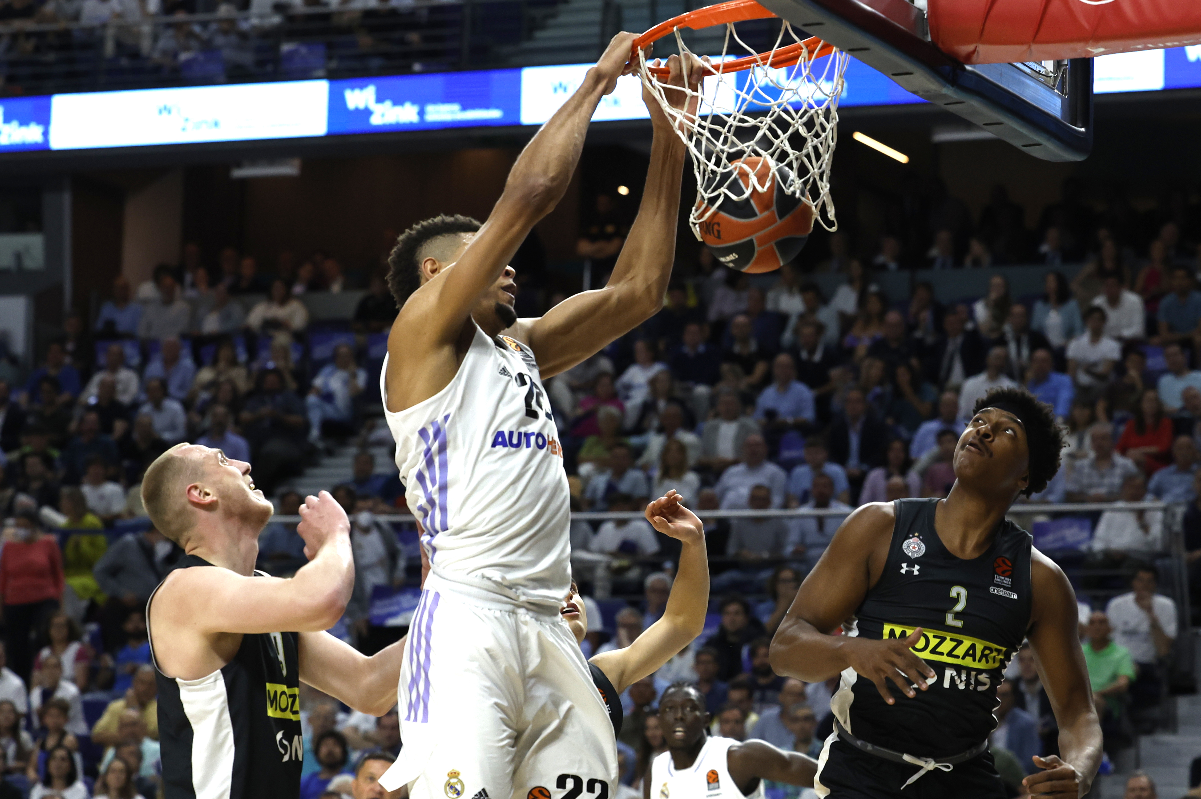 epa10619697 Real Madrid's Edy Tavares (C) scores during the fifth game of the EuroLeague playoffs between Real Madrid and Partizan Belgrade in Madrid, Spain, 20 May 2023.  EPA-EFE/Juanjo Martin
