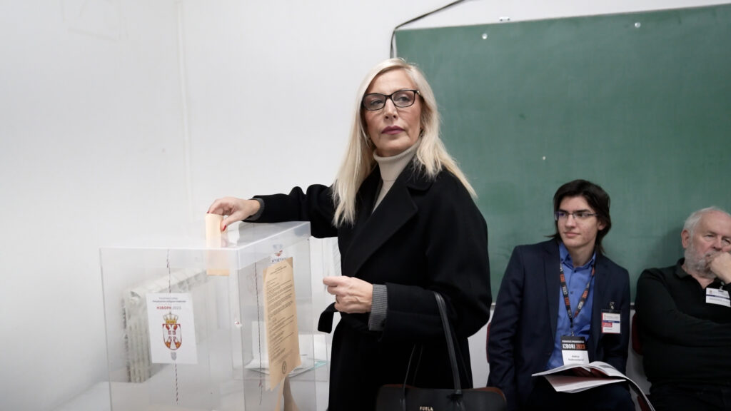 Beograd, 17. decembra 2023. - fotografija niske rezolucije - Ministarka pravde i članica Glavnog odbora Srpskе naprеdnе strankе Maja Popović glasala je na biračkom mestu na Vračaru. FOTO TANJUG/ TANJUG VIDEO/ bg