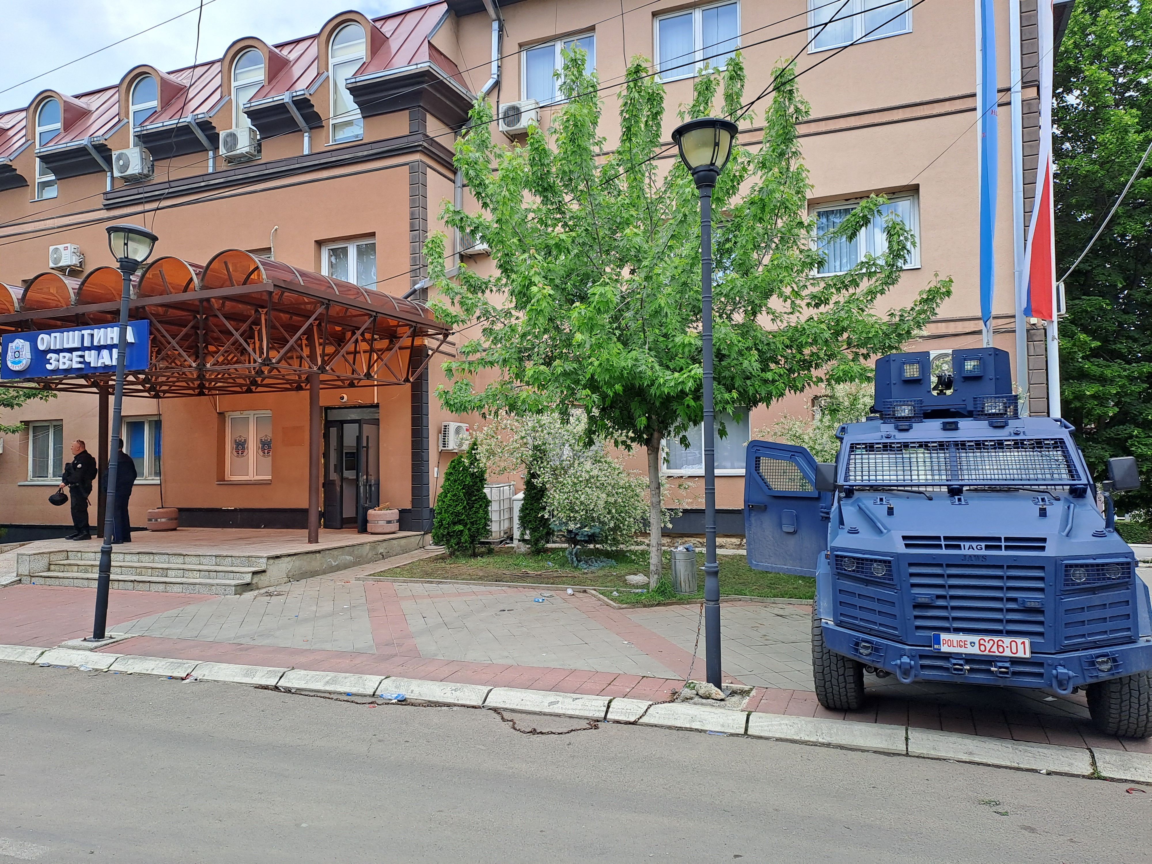 Policija ispred opštine u Zvečanu, opština Zvečan, policija, Kosovo Foto: Nova.rs