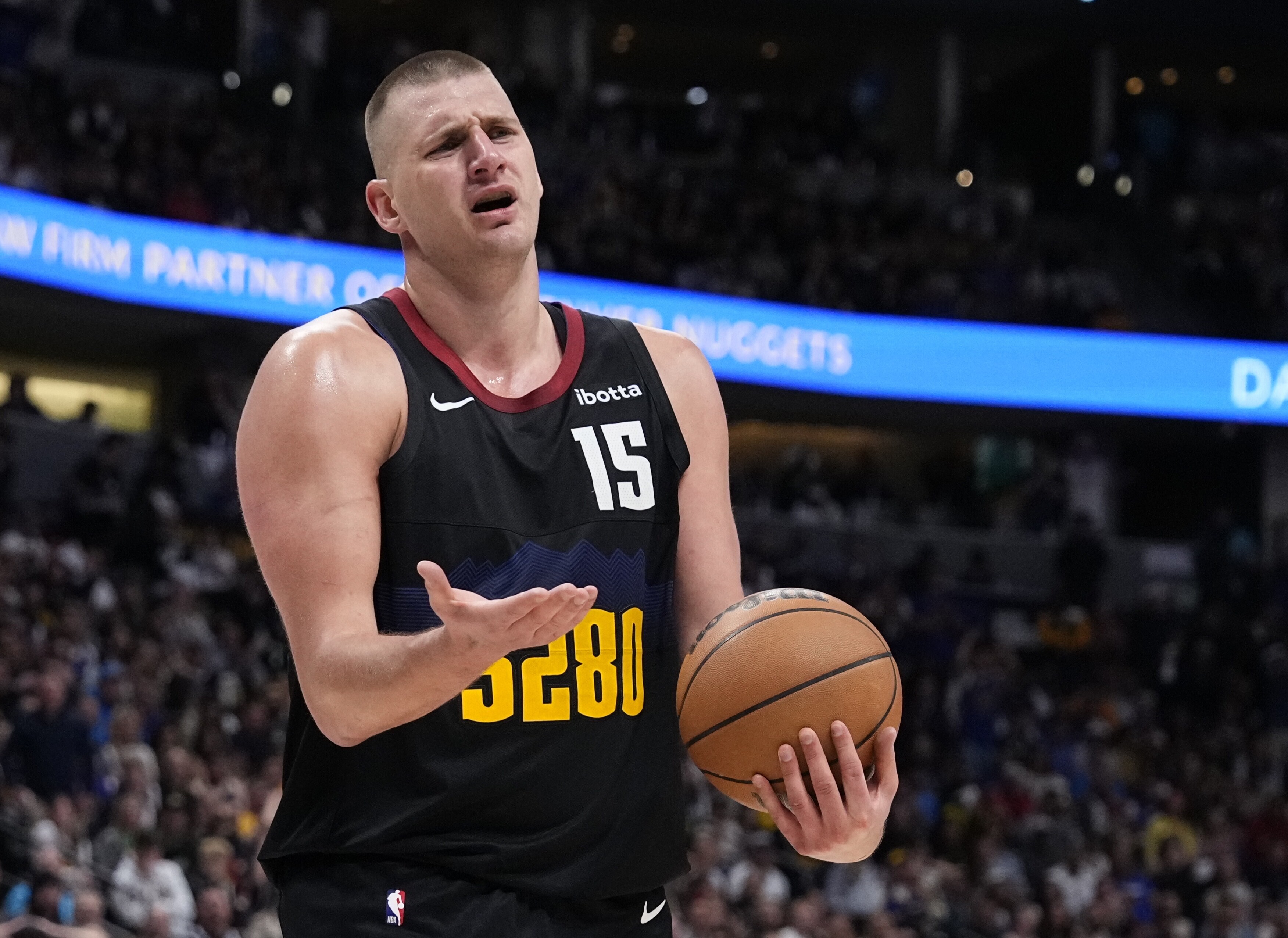 Nikola Jokić na meču sa Lejkersima