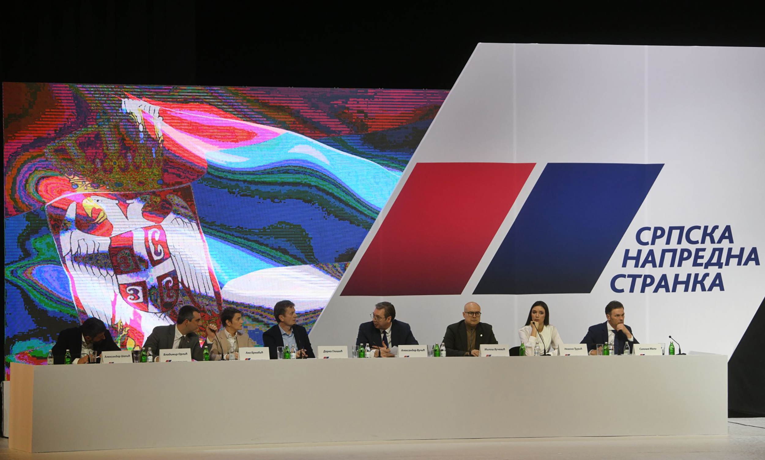 Beograd 10.03.2023 glavni odbor sns srpska napredna stranka logo predsednistvo
Aleksandar Šapić, Vladimir Orlić, Ana Brnabić, Darko Glišić, Aleksandar Vučić, Miloš Vučević, Nevena Đurić i Siniša Mali
SNS logo