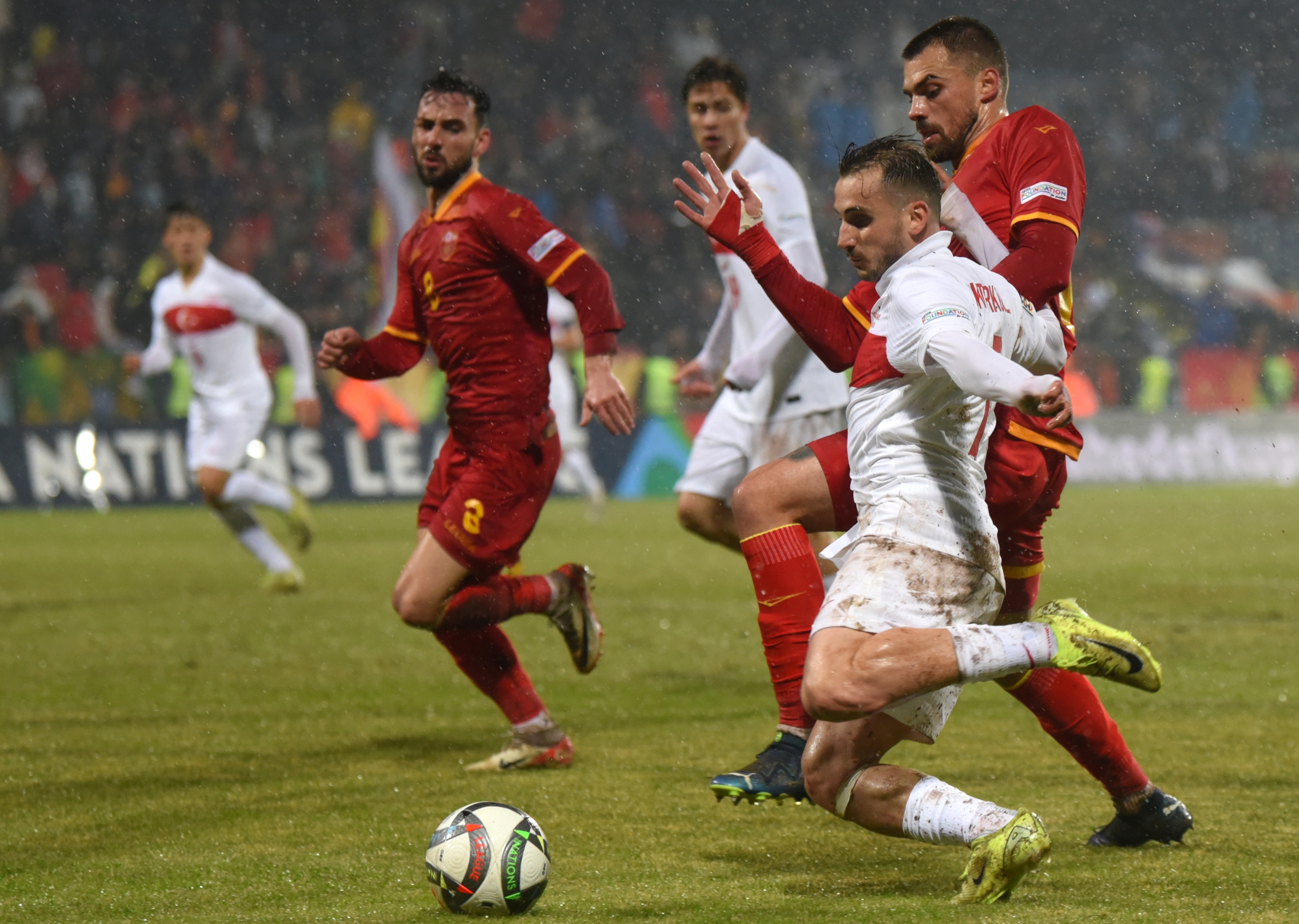 epa11729928 Turkey's Kerem Akturkoglu (L) in action against Montenegro's Marko Tuci (R) during the UEFA Nations League match between Montenegro and Turkey in Niksic, Montenegro, 19 November 2024.  EPA-EFE/BORIS PEJOVIC
