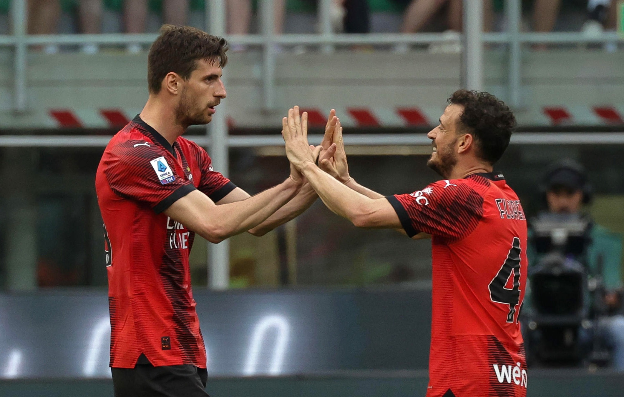 epa11320399 AC Milan's Matteo Gabbia (L) celebrates scoring the 2-2 goal with teammate Alessandro Florenzi during the Italian Serie A soccer match of AC Milan against Genoa CFC, in Milan, Italy, 05 May 2024.  EPA-EFE/Roberto Bregani