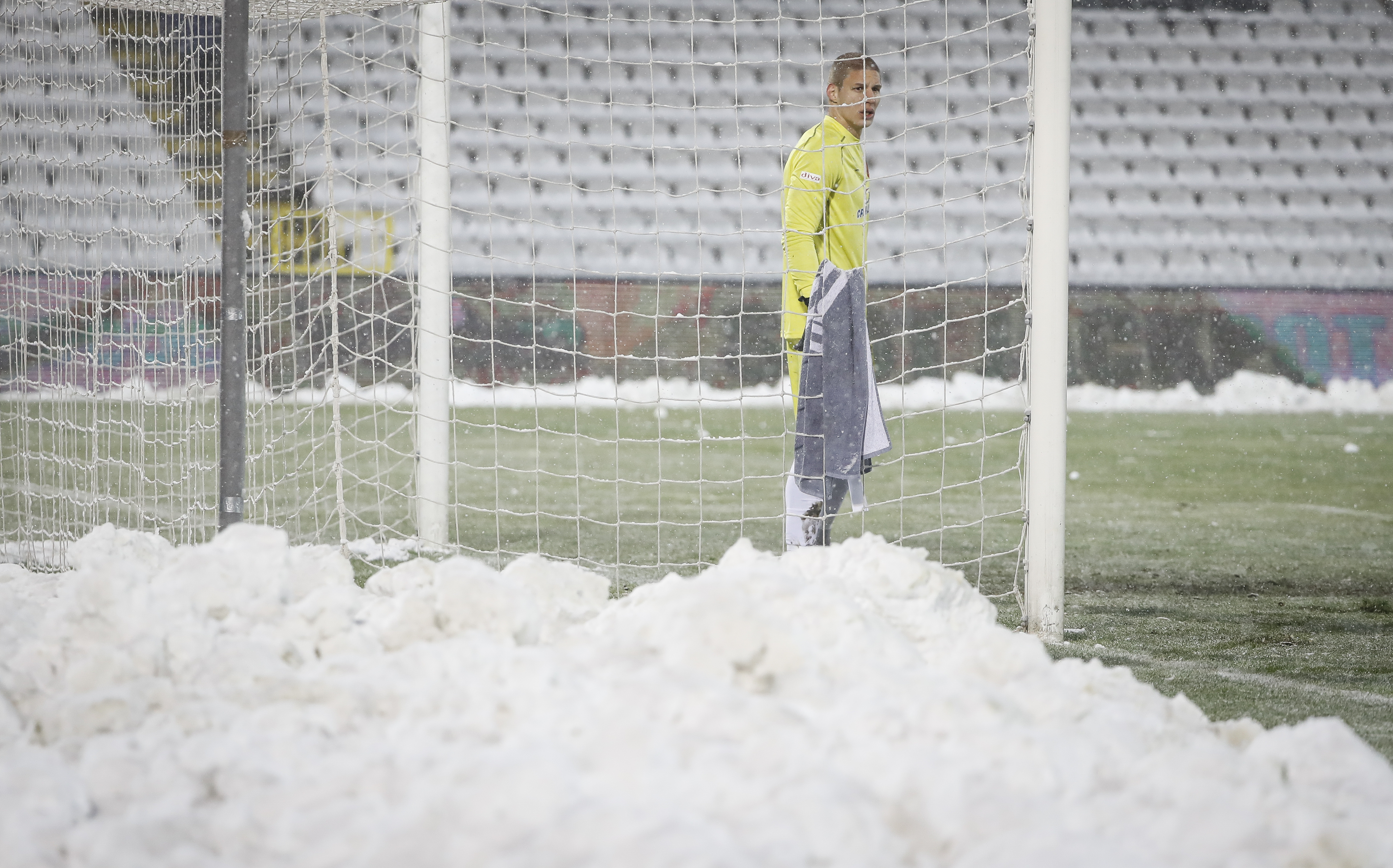 Fudbal Super League Season 2017-2018
Partizan v Vojvodina
Goalkeeper Emil Rockov sneg snow
Beograd, 03.12.2017.
foto: Srdjan Stevanovic/Starsportphoto ©