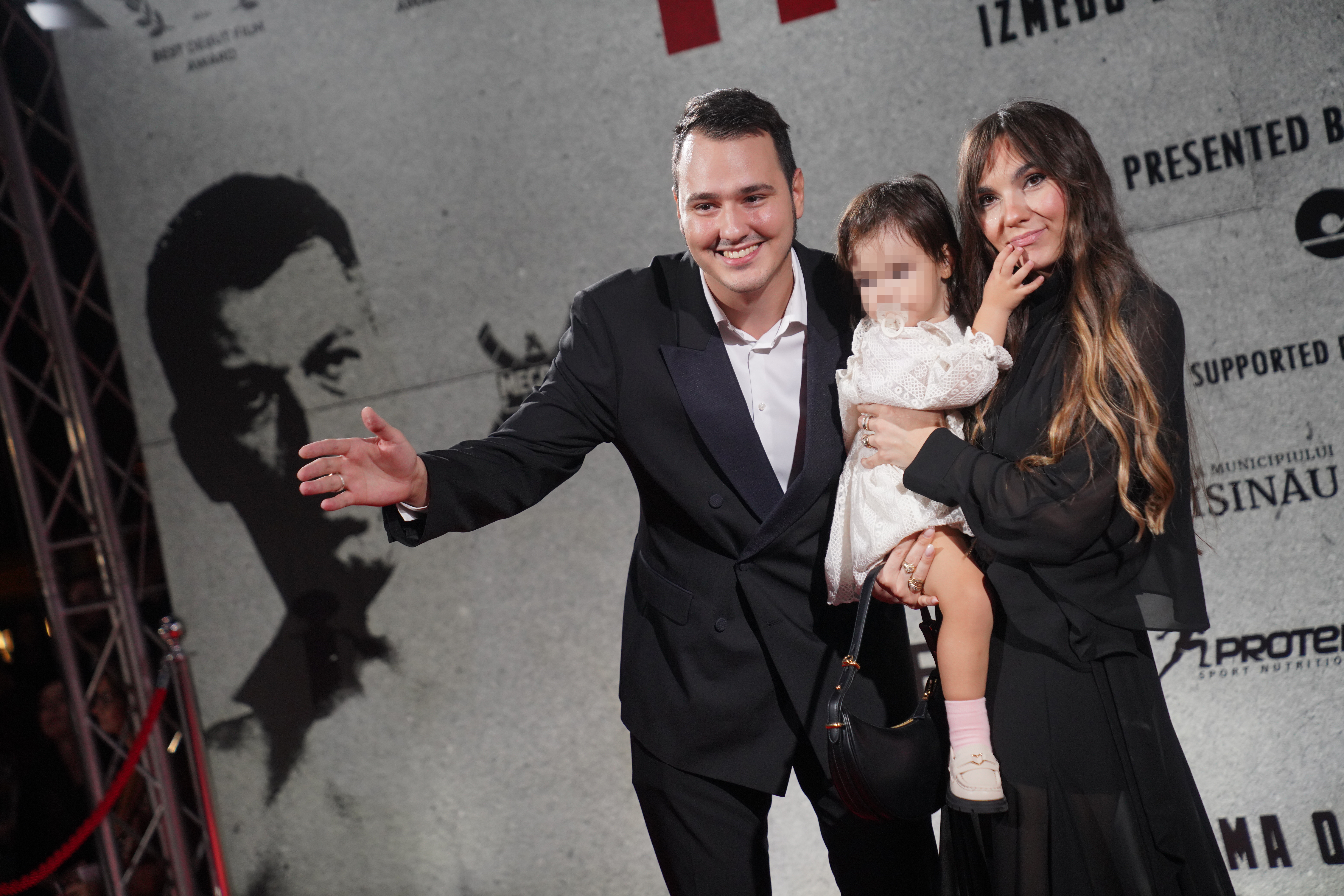 Beograd, 24. septembra 2024.- Crveni tepih pred beogradsku premijeru filma "Megdan: Između vode i vatre" u Sava centru. Na fotografiji Aleksa Balašević, Vera Balašević, Nikolina Balašević. FOTO TANJUG/ NEMANJA JOVANOVIĆ/ bs