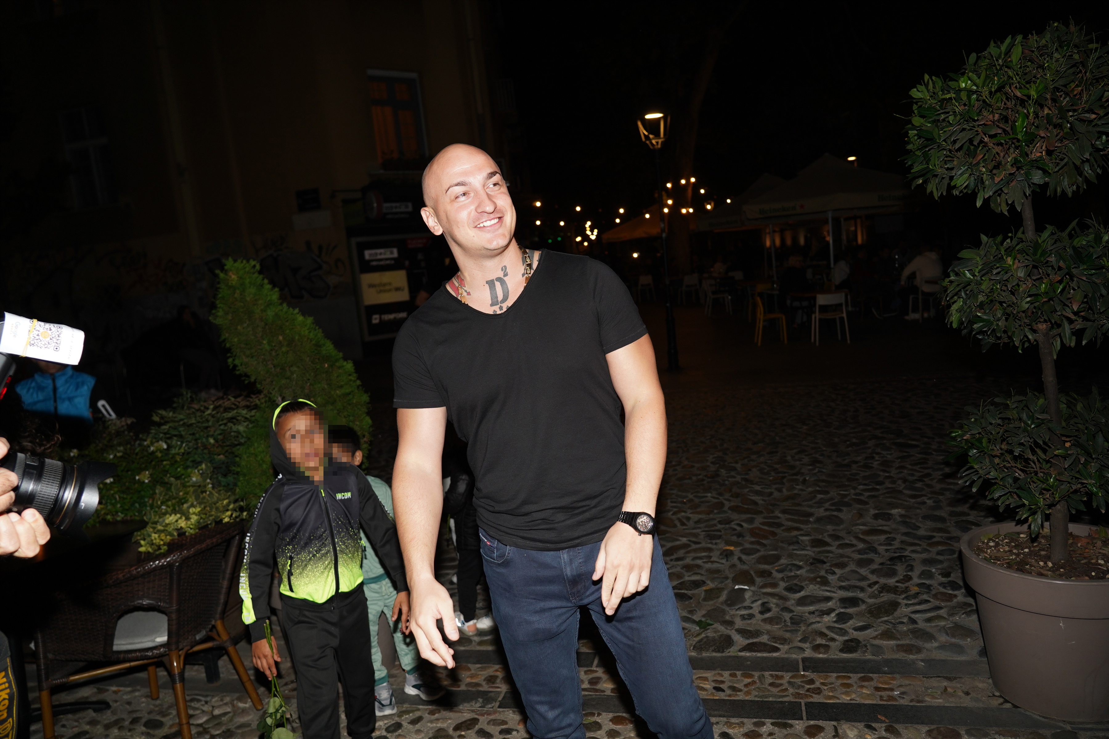 In the Velika Skadarlija restaurant, Uros Zivkovic and Visnja Petrovic performed the first duet "U inat dusmaima".U restoranu Velika Skadarlija Uros Zivkovic i Visnja Petrovic su prestavili prvi duet "U inat dusmaima".