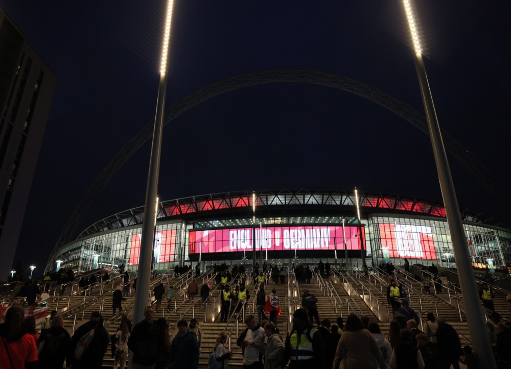 epa11683114 Fans arriving to Wembley Stadium ahead of the Women's International Friendly soccer match between England and Germany, in London, Britain, 25 October 2024.  EPA-EFE/ISABEL INFANTES