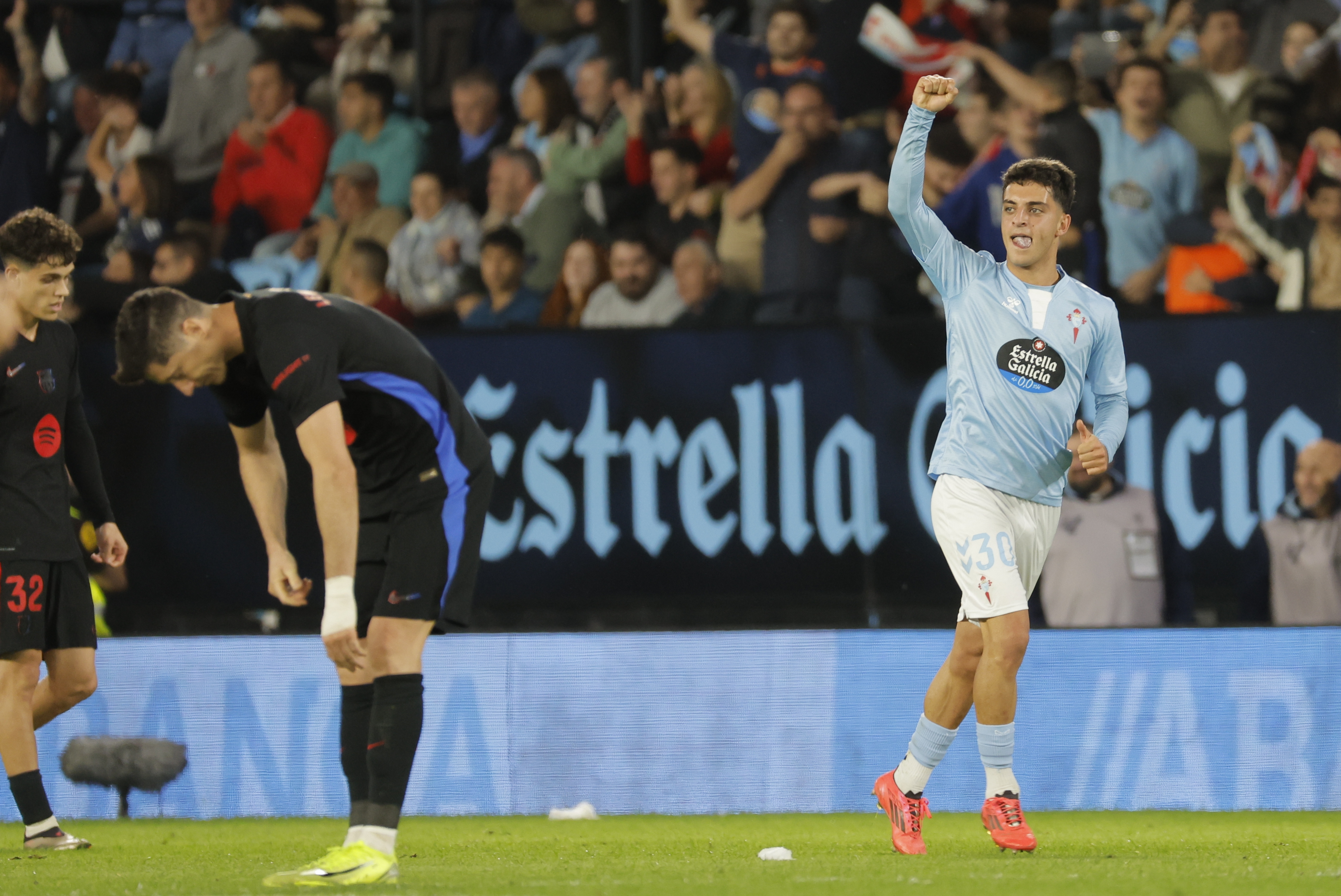 epa11737360 Celta's Hugo Alvarez (R) celebrates after scoring 2-2 equalizer during the LaLiga soccer match between Celta de Vigo and FC Barcelona at Balaidos stadium, in Vigo, Galicia, Spain, 23 November 2024.  EPA-EFE/Emilio Lavandeira
