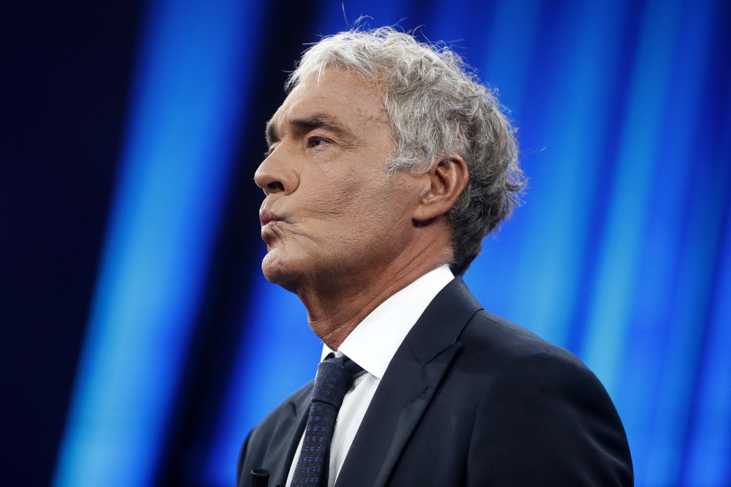 epa07059798 Italian conductor Massimo Giletti during his La7 TV program 'Non e l'Arena' in Rome, Italy, 30 september 2018.  EPA-EFE/RICCARDO ANTIMIANI