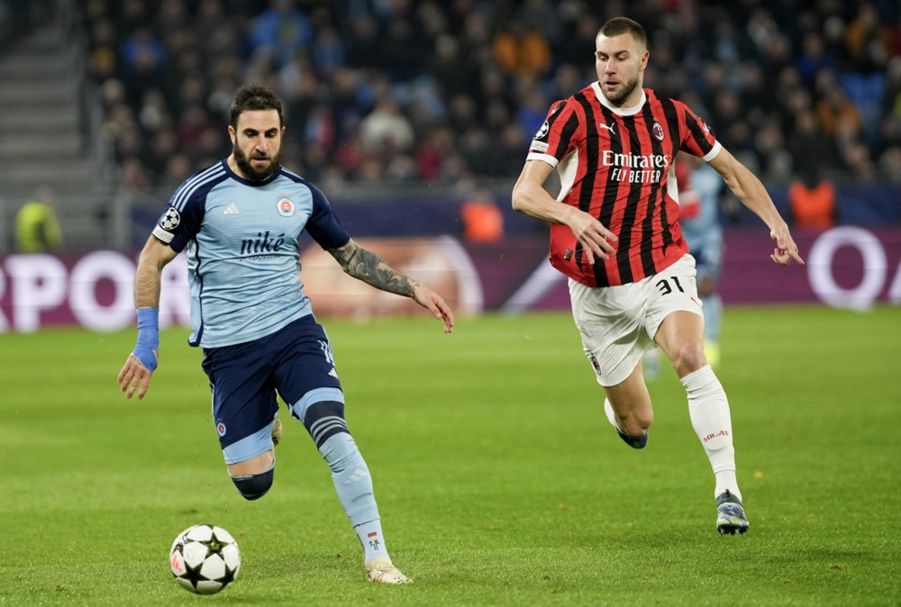 epa11742072 Tigran Barseghyan (L) of Bratislava in action against Strahinja Pavlovic (R) of AC Milan during the UEFA Champions League match between Slovan Bratislava and AC Milan in Bratislava, Slovakia, 26 November 2024.  EPA-EFE/JAKUB GAVLAK