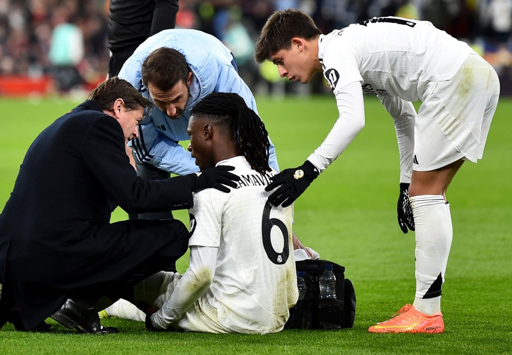 epa11744707 Eduardo Camavinga
 of Real Madrid receives treatment during the UEFA Champions League match between Liverpool and Real Madrid in Liverpool, Britain, 27 November 2024.  EPA-EFE/PETER POWELL