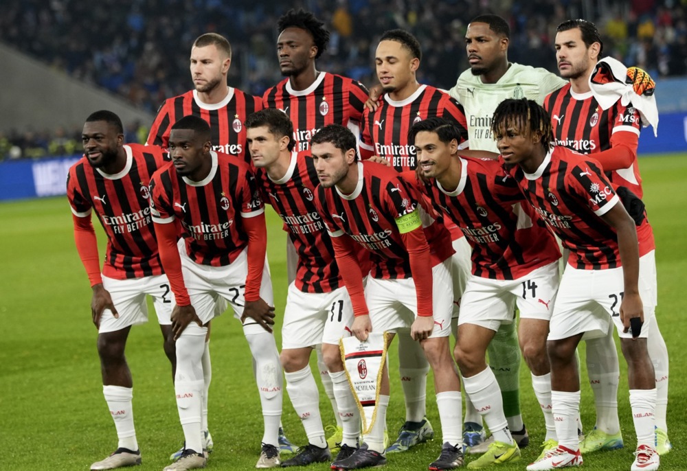 epa11742071 Players of AC Milan pose for a team photo prior to the UEFA Champions League match between Slovan Bratislava and AC Milan in Bratislava, Slovakia, 26 November 2024.  EPA-EFE/JAKUB GAVLAK