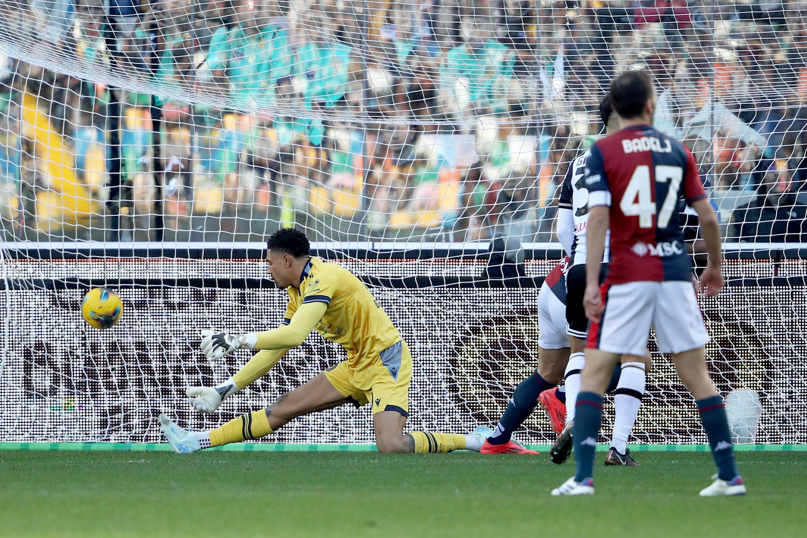 epa11751174 Genoas Andrea Pinamonti (R) scores a goal during the Italian Serie A soccer match Udinese Calcio vs Genoa CFC at the Friuli - Bluenergy Stadium in Udine, Italy, 1 December 2024.  EPA-EFE/GABRIELE MENIS
