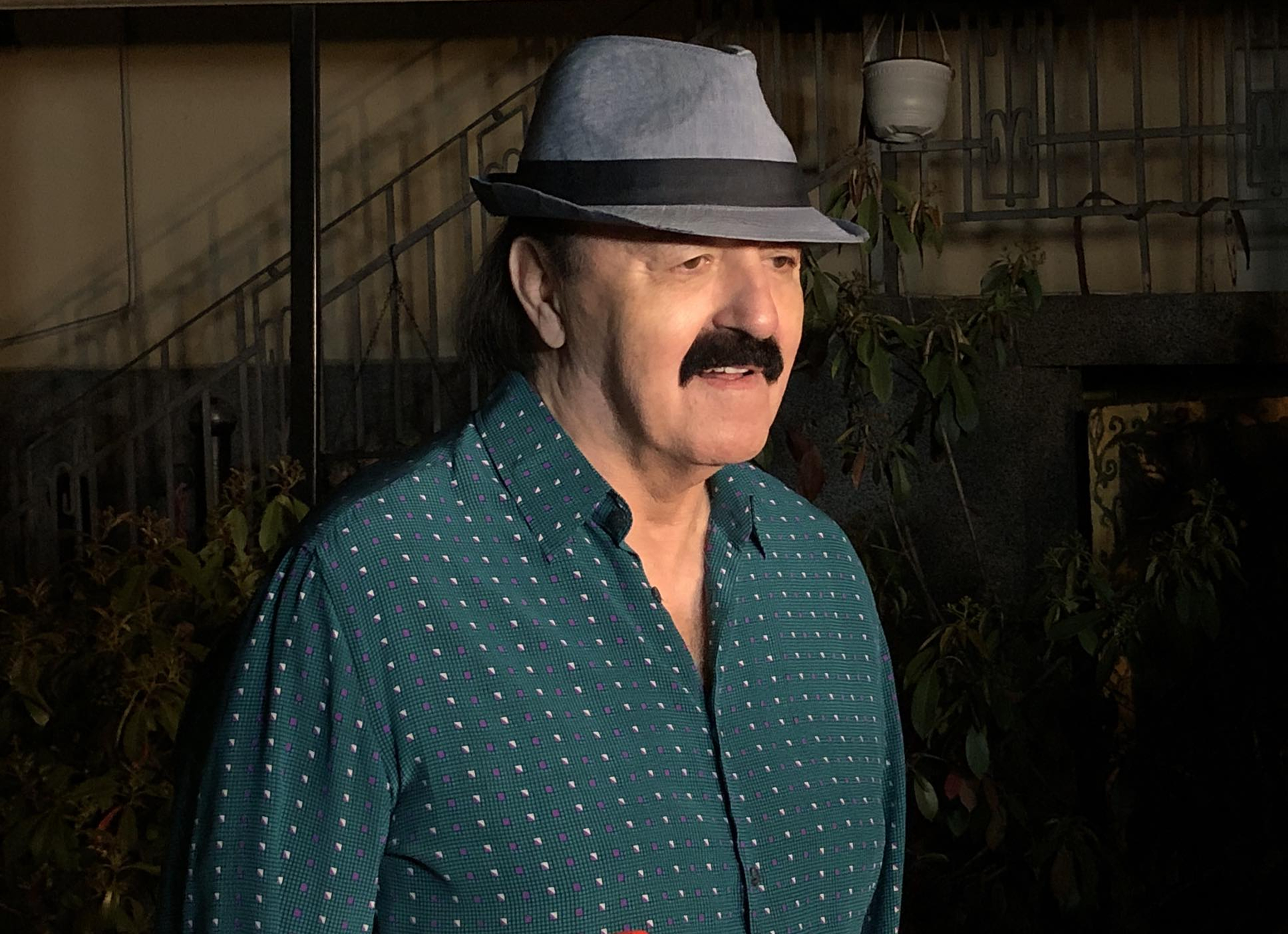 Haris Dzinovic's performance at the "Dva Jelena" restaurant.Nastup Harisa Dzinovica u restorana "Dva Jelena".