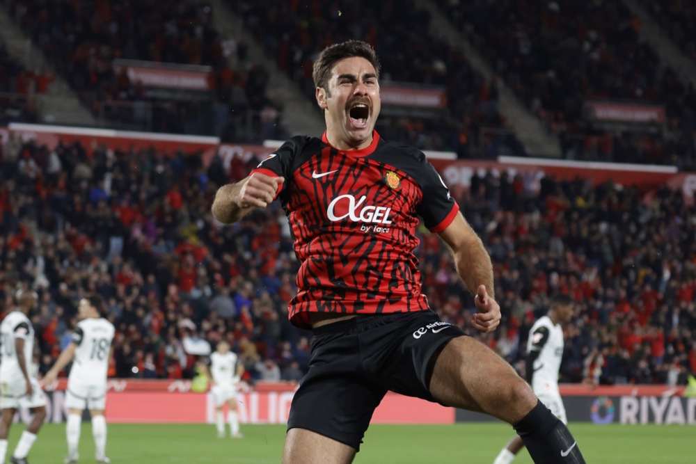 epa11748634 Mallorca's Abdon Prats celebrates after scoring the 2-1 goal during the Spanish LaLiga soccer match between RCD Mallorca and Valencia CF, in Palma de Majorca, Spain, 29 November 2024.  EPA-EFE/CATI CLADERA