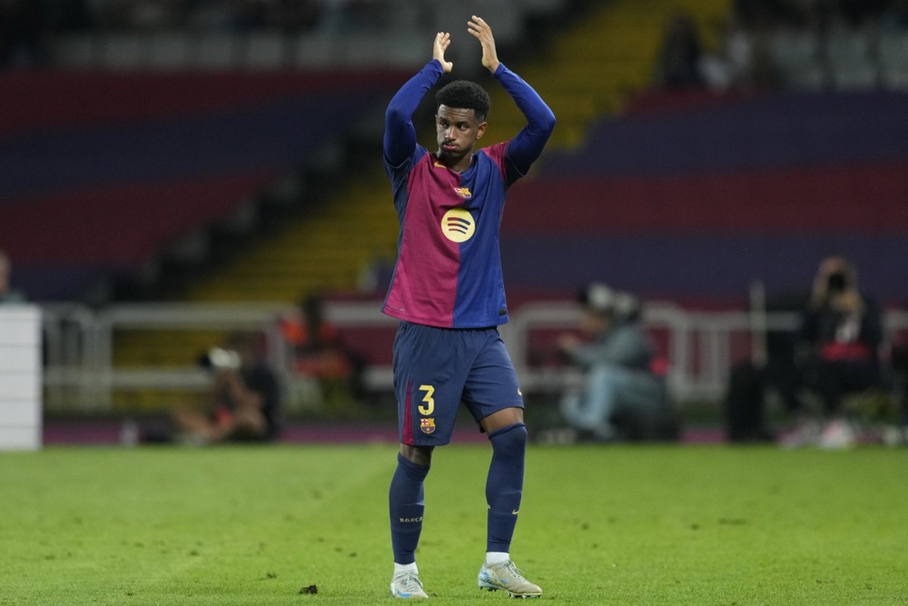 epa11624936 FC Barcelona's Alejandro Balde gestures during the Spanish LaLiga soccer match between FC Barcelona and Getafe CF, in Barcelona, Spain, 25 September 2024.  EPA-EFE/ALEJANDRO GARCIA