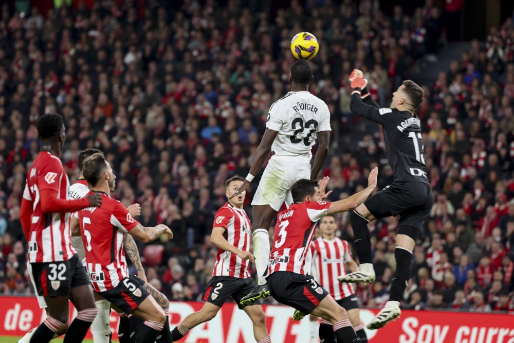 epa11757693 Real Madrid's Antonio Rudiger (2R) and Athletic's goalkeeper Julen Agirrezabala (R) in action during the Spanish LaLiga soccer match between Athletic Club and Real Madrid, in Bilbao, Spain, 04 December 2024.  EPA-EFE/Miguel Tona