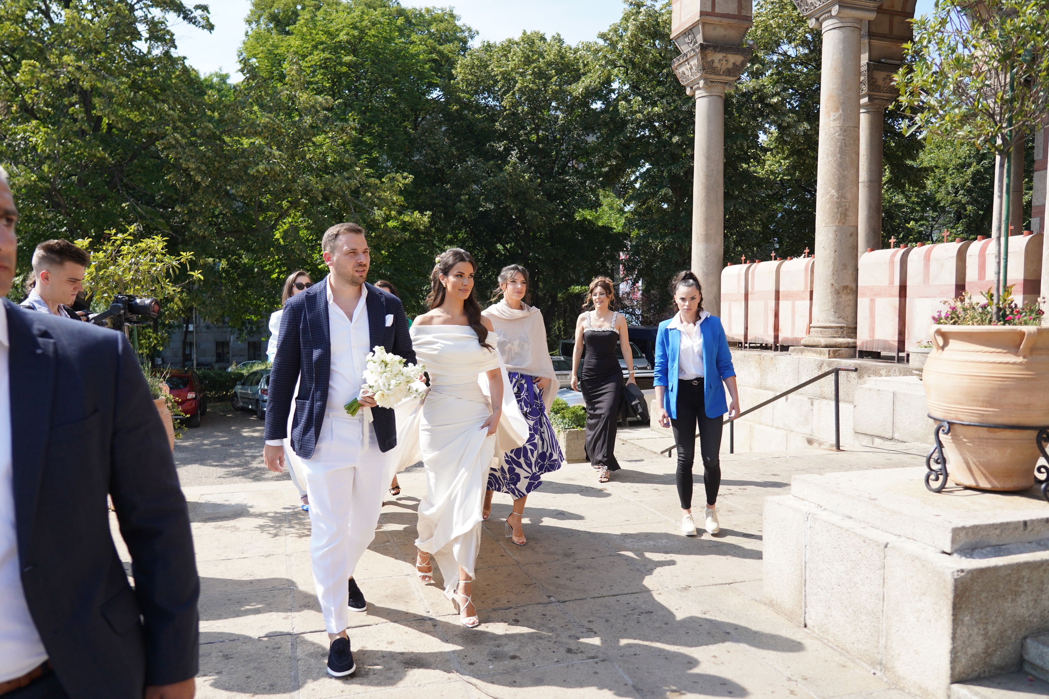 TV host Dragana Kosjerina swore her eternal love to dentist Bojan Perduv before God, in the church of St. Mark in Belgrade.Voditeljka Dragana Kosjerina se pred Bogom, u crkvi Svetog Marka u Beogradu, zaklela na vecnu ljubav stomatologu Bojanu Perduvu.