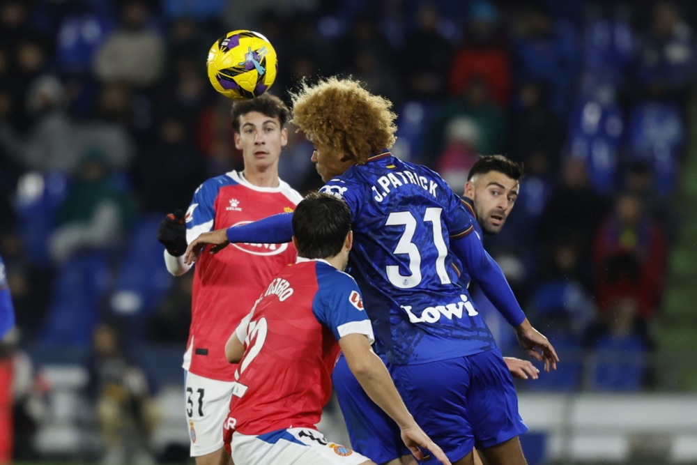 epa11767327 Getafe's John Patrick (2-R) heads the ball against Espanyol's Alvaro Tejero (2-L) during the Spanish LaLiga soccer match between Getafe CF and RCD Espanyol, in Coliseum, Getafe, Spain, 09 December 2024.  EPA-EFE/JUANJO MARTIN