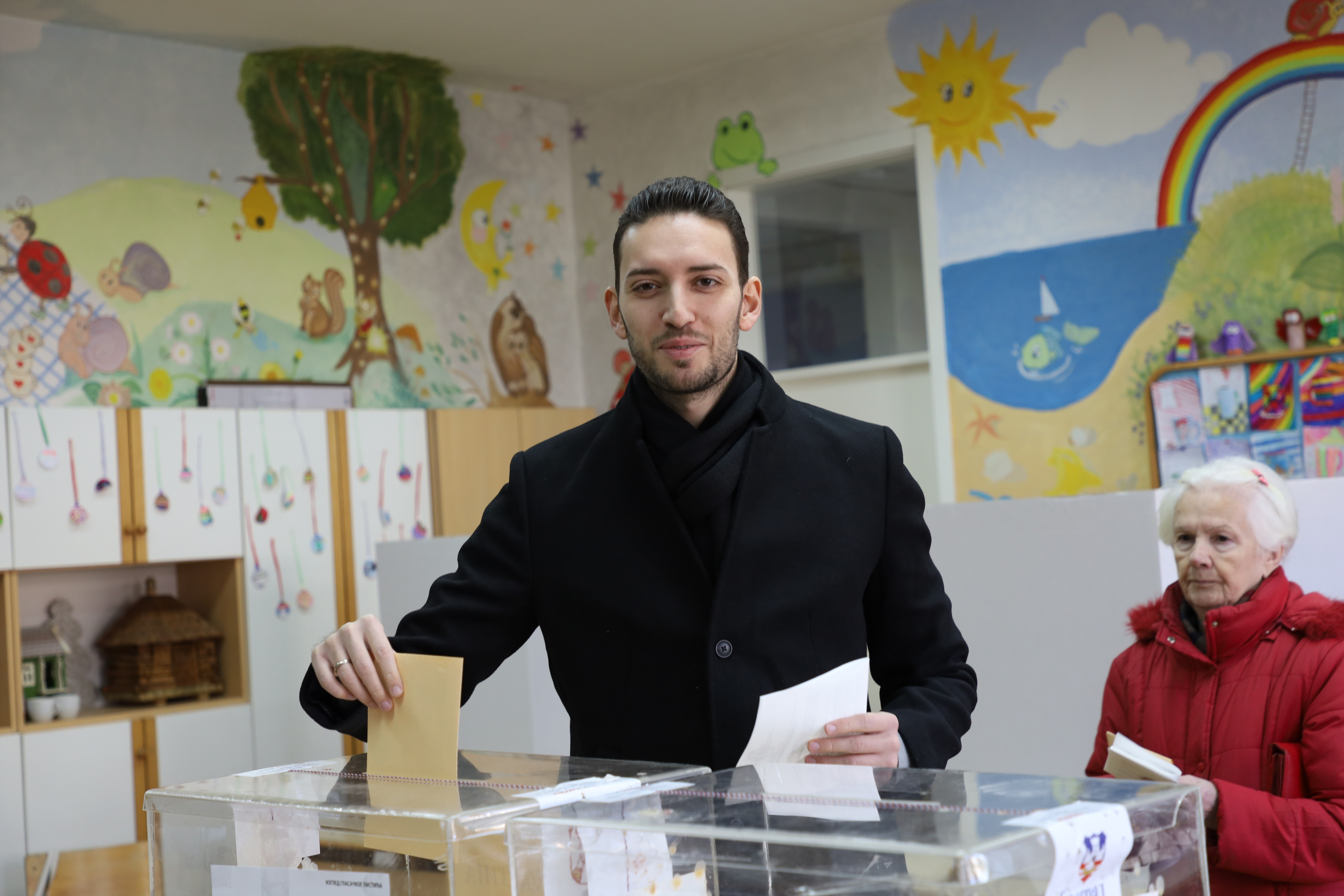 The President of the Movement of Free Citizens, Pavle Grbovic, voted at the polling station in the OS "Mihajlo Pupin". Predsednik Pokreta slobodnih gradjana Pavle Grbovic glasao je na birackom mestu u OS "Mihajlo Pupin"