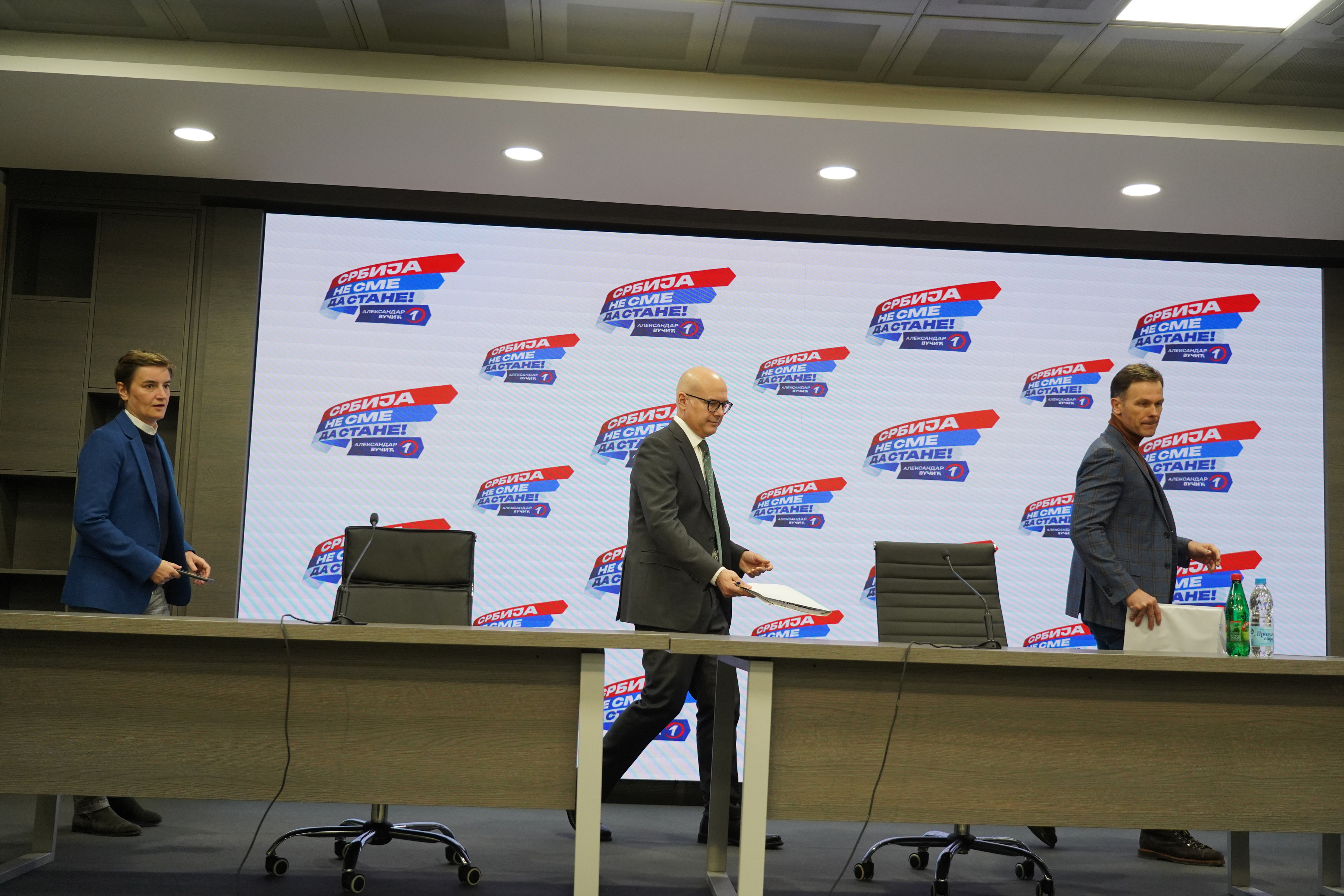 A press conference was held at the SNS headquarters after the session of the Presidency of the Serbian Progressive Party.U sedistu SNS je odrzana konferencija za medije nakon sednice Predsednistva Srpske napredne stranke.