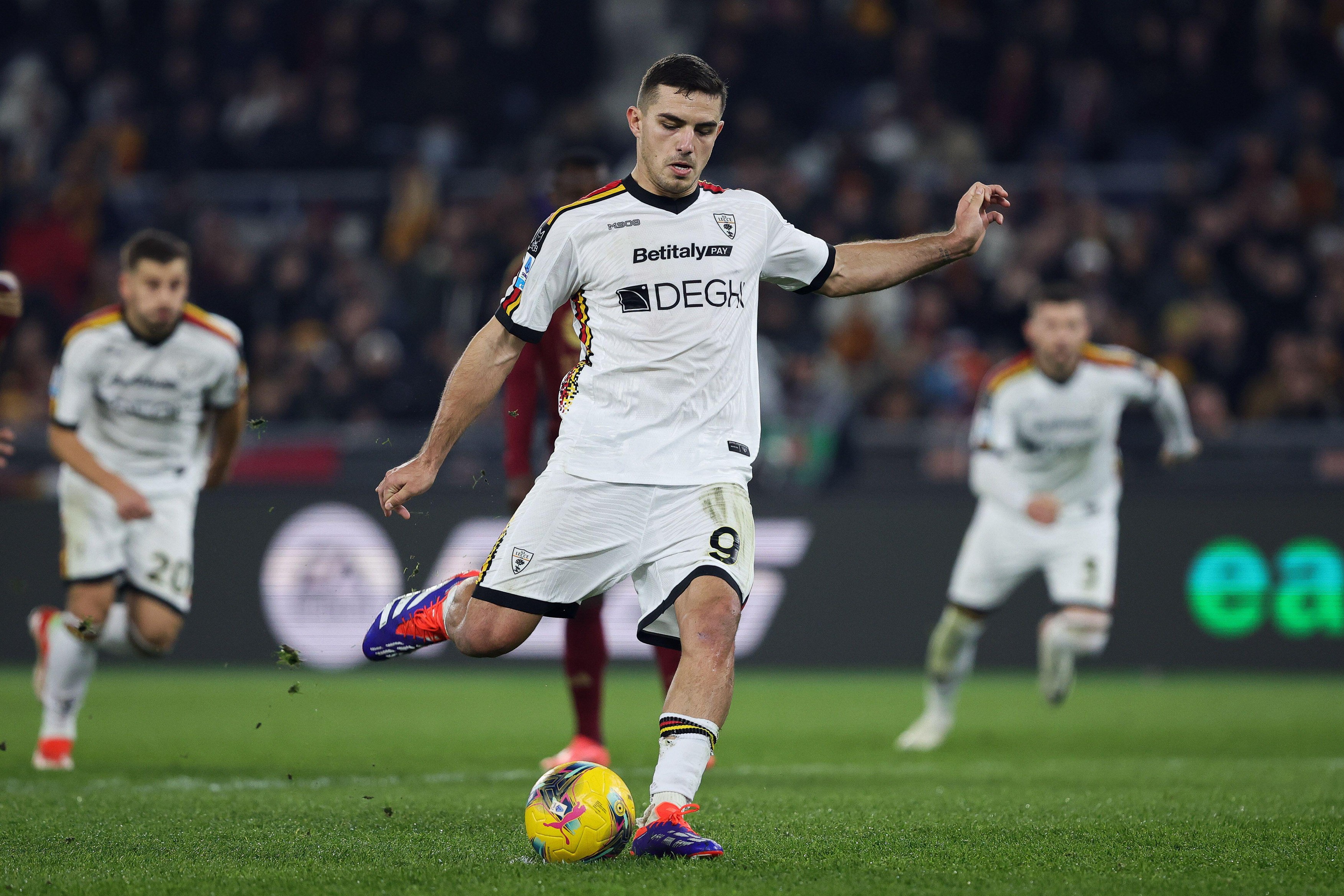 Rome, Italy. 7th Dic, 2024. Nikola Krstovic of Lecce scores 1-1 goal by penalty during the Italian championship Serie A football match between AS Roma and US Lecce on 7 December 2024 at Stadio Olimpico in Rome, Italy. Credit: Federico Proietti / Alamy Liv
