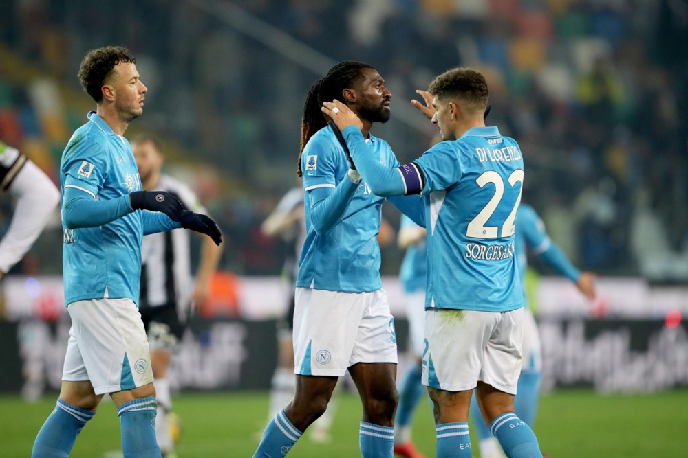 epa11777493 Napoli’s players celebrate for the victory at the end of the Italian Serie A soccer match Udinese Calcio vs SSC Napoli at the Friuli - Bluenergy Stadium in Udine, Italy, 14 December 2024.  EPA-EFE/GABRIELE MENIS