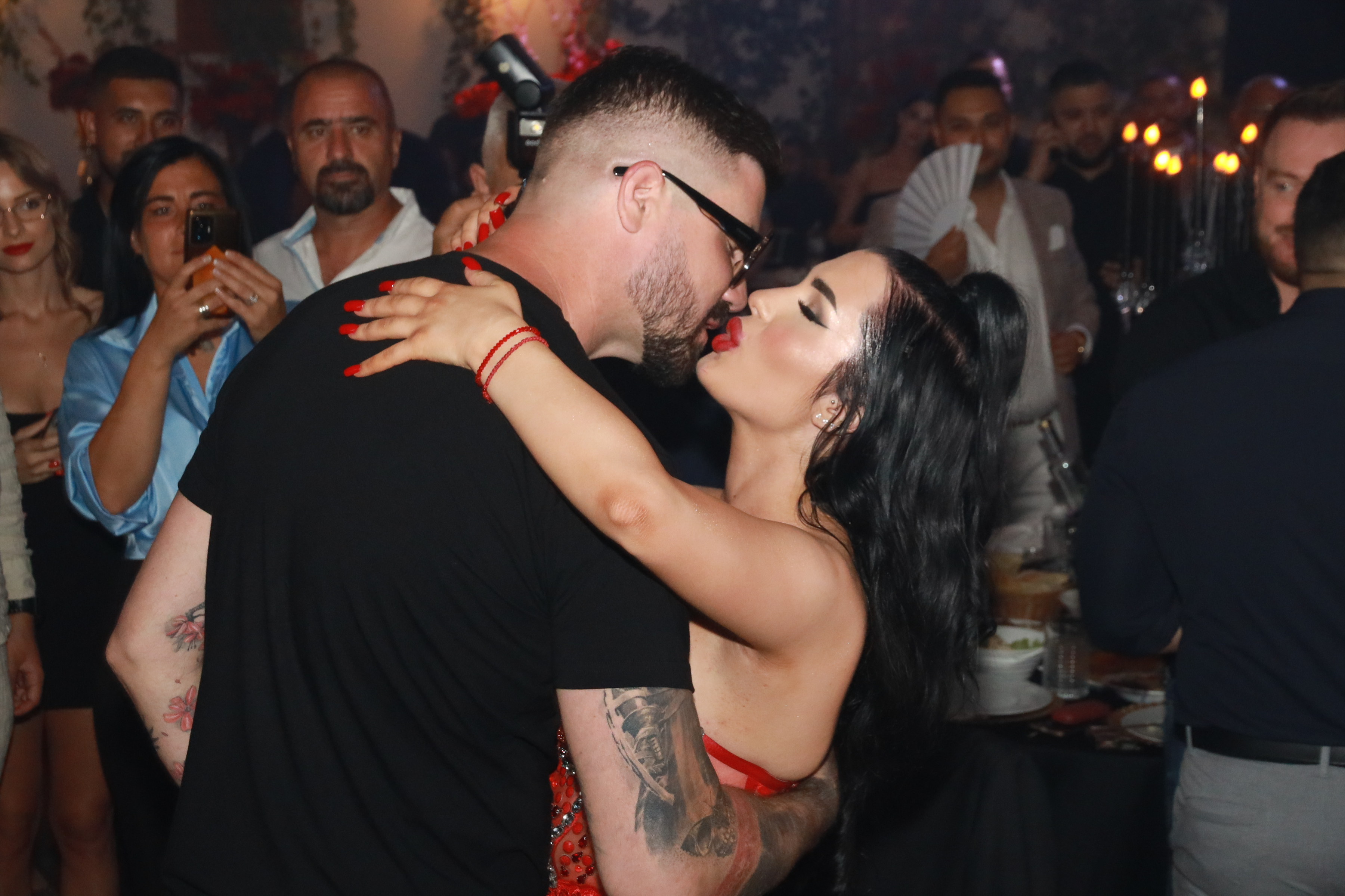 Singer Zorana Micanovic celebrated her 20th birthday in Sabac.Pevacica Zorana Micanovic je proslavila 20. rodjedan u Sabcu.