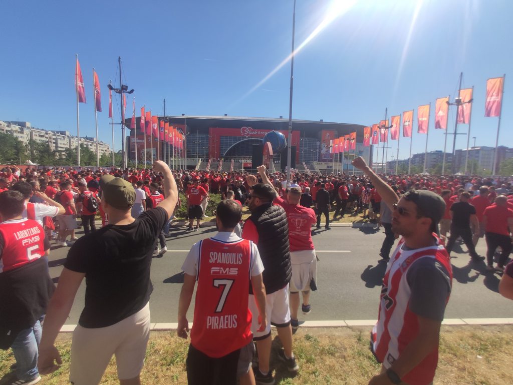 Beograd 19.05.2022. Final four, Beogradska Arena, policija, policija na konjima, policijski ,   navijači, Euroliga 2022, takmičenje, košarka,  košarka, grčki grčka Olimpijakos, Navijači Olimpijakosa