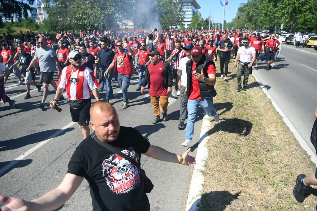Beograd 19.05.2022. Final four, Beogradska Arena, policija, policija na konjima, policijski konji,   navijači, Euroliga 2022, takmičenje, košarka,  košarka, grčki grčka Olimpijakos, Navijači Olimpijakosa
