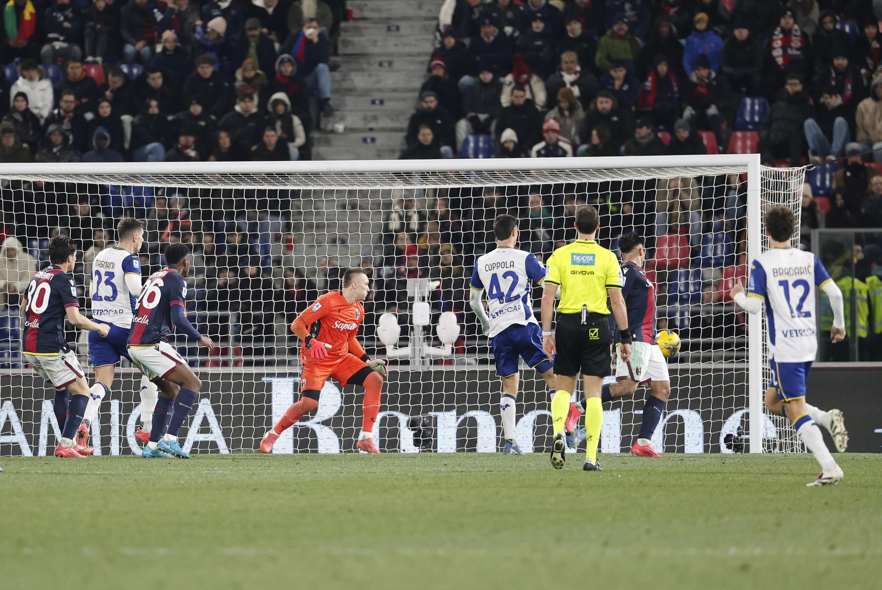 epa11799422 Bologna's Santiago Castro (2-R) scores an own goal during the Italian Serie A soccer match Bologna FC vs Hellas Verona FC at Renato Dall'Ara stadium in Bologna, Italy, 30 December 2024.  EPA-EFE/SERENA CAMPANINI