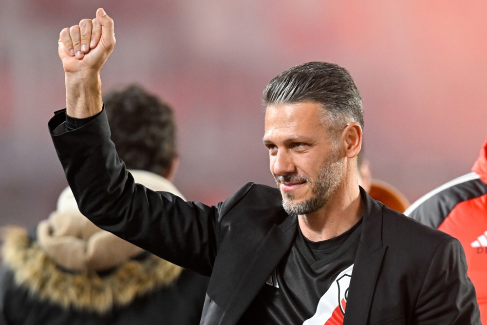 epa11504742 River Plate coach Martin Demichelis reacts during a Primera Division match against Sarmiento in Buenos Aires, Argentina, 28 July 2024.  EPA-EFE/Diego Haliasz