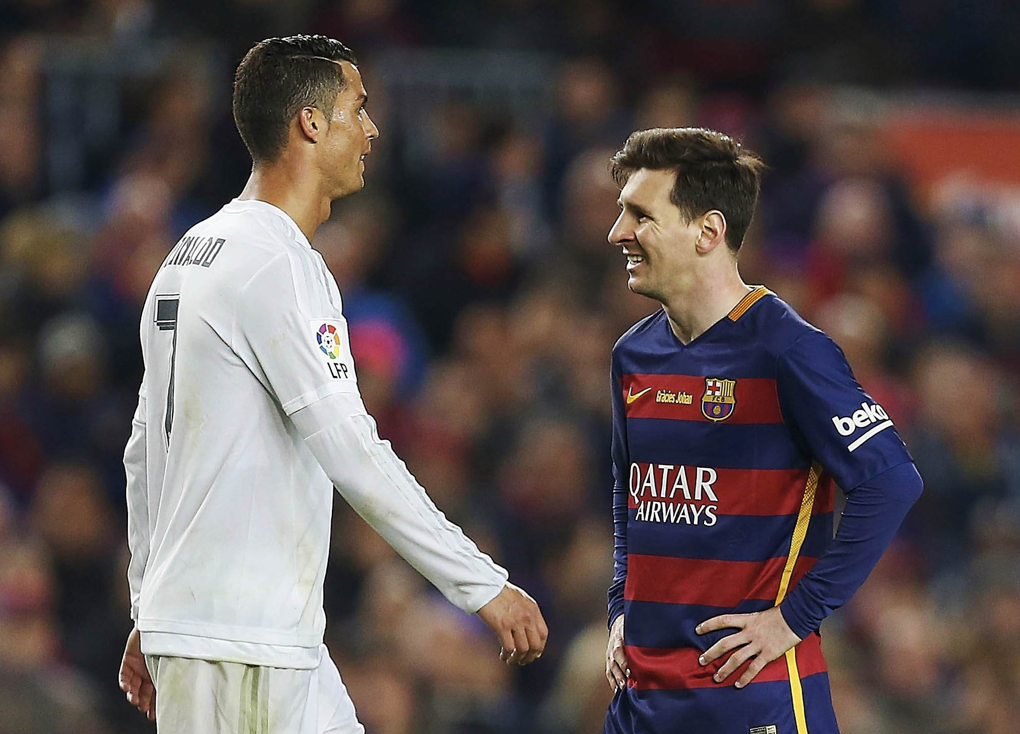 epa05241397 FC Barcelona's Argentinian striker Lionell Messi (R) and Real Madrid's Portuguese Cristiano Ronaldo during their Spanish Primera Division soccer match at Camp Nou stadium in Barcelona, northeasterm Spain, 02 April 2016.  EPA/Alejandro Garcia