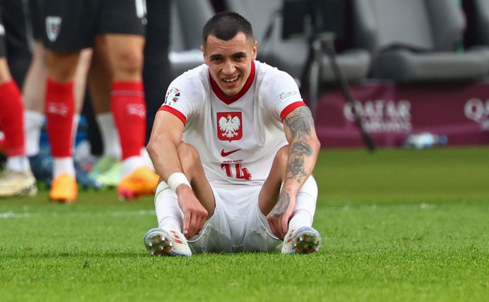 epa11428888 Poland player Jakub Kiwior looks on after losing the UEFA EURO 2024 group D soccer match between Poland and Austria, in Berlin, Germany, 21 June 2024.  EPA-EFE/HANNIBAL HANSCHKE