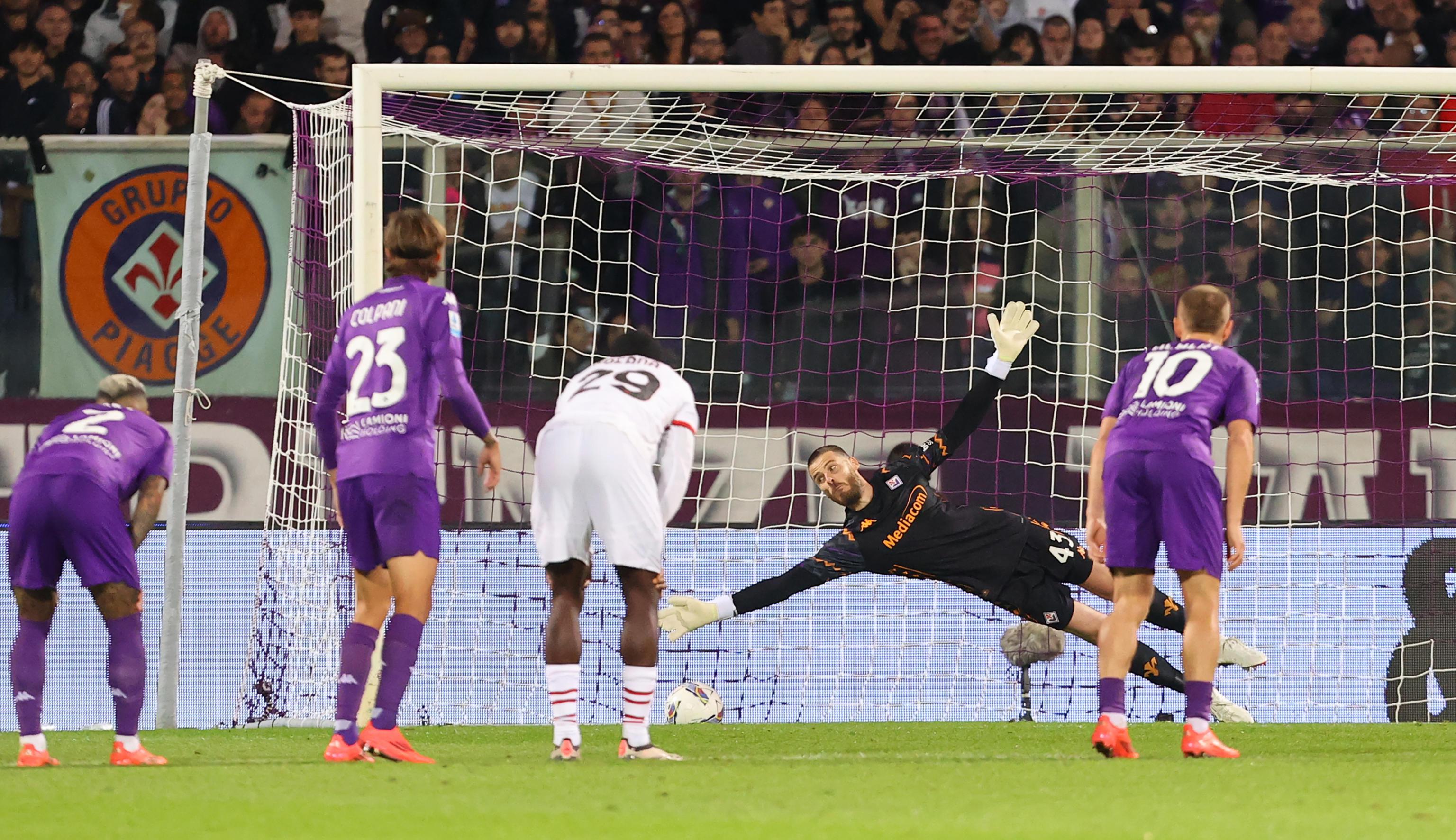 epa11646346 Fiorentina's goalkeeper David De Gea saves a penalty during the Italian Serie A soccer match ACF Fiorentina vs AC Milan at Artemio Franchi Stadium in Florence, Italy, 06 October 2024.  EPA-EFE/CLAUDIO GIOVANNINI