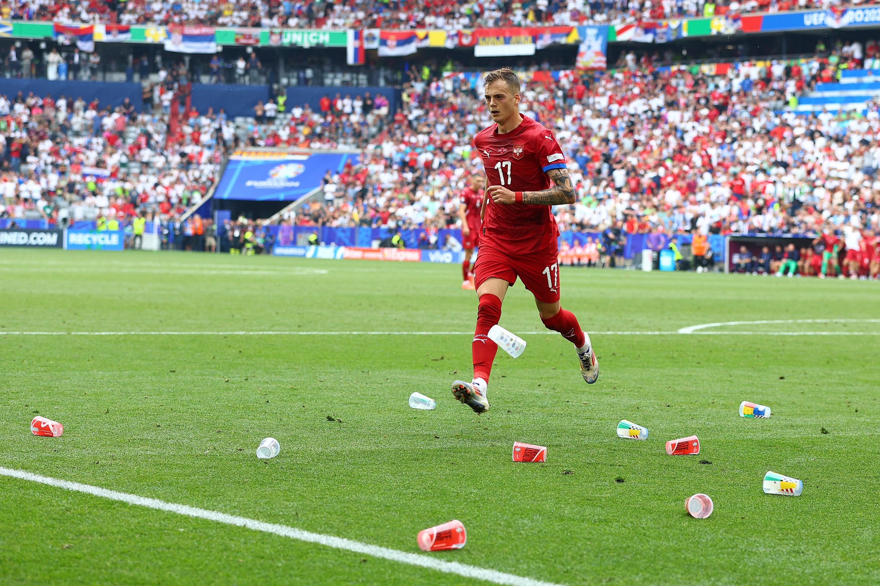 Ivan Ilić i čaše na meču Srbije i Slovenije