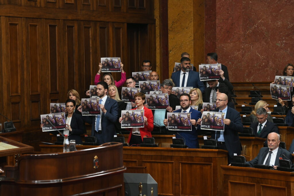 Beograd 18.05.2023. Opozicija, plakat, transparent, Šta je smešno. Sednica Narodne skupštine. Skupština Srbije, Narodna skupština Foto: Vesna Lalić/Nova.rs