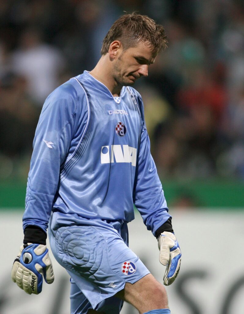 epa01092054 Dinamo Zagreb's goalkeeper Georg Koch leaves the pitch after the UEFA Champions League qualification match against Werder Bremen in Bremen, 15 August 2007. Bremen won 2-1.  EPA/Carmen Jaspersen