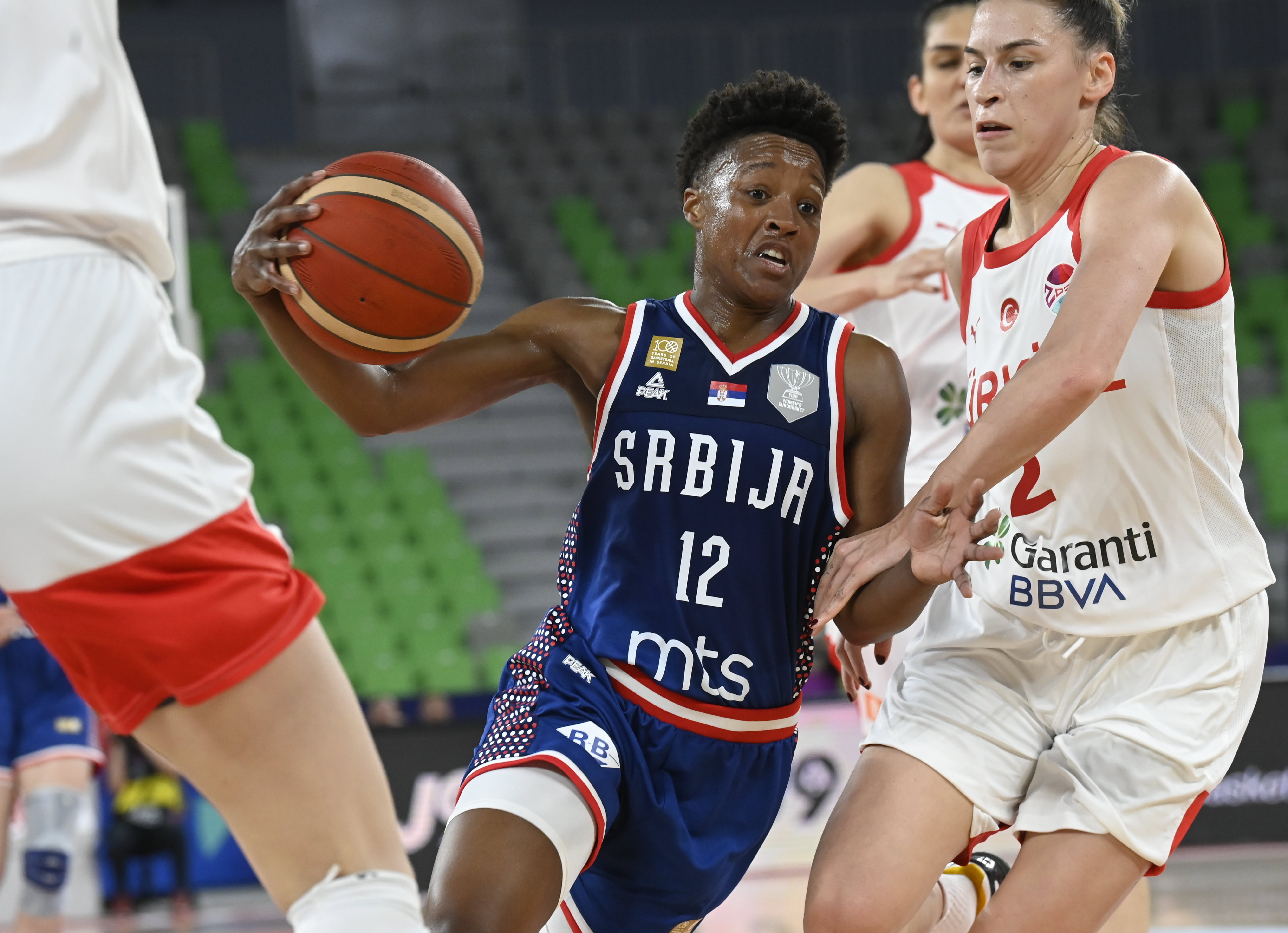 epa10692912 Yvonne Anderson of Serbia (L) in action against Sevgi Uzun of Turkey during the FIBA Women's EuroBasket Group D group stage match Serbia vs Turkey in Stozice Arena in Ljubljana, Slovenia, 15 June 2023.  EPA-EFE/Tamas Kovacs HUNGARY OUT